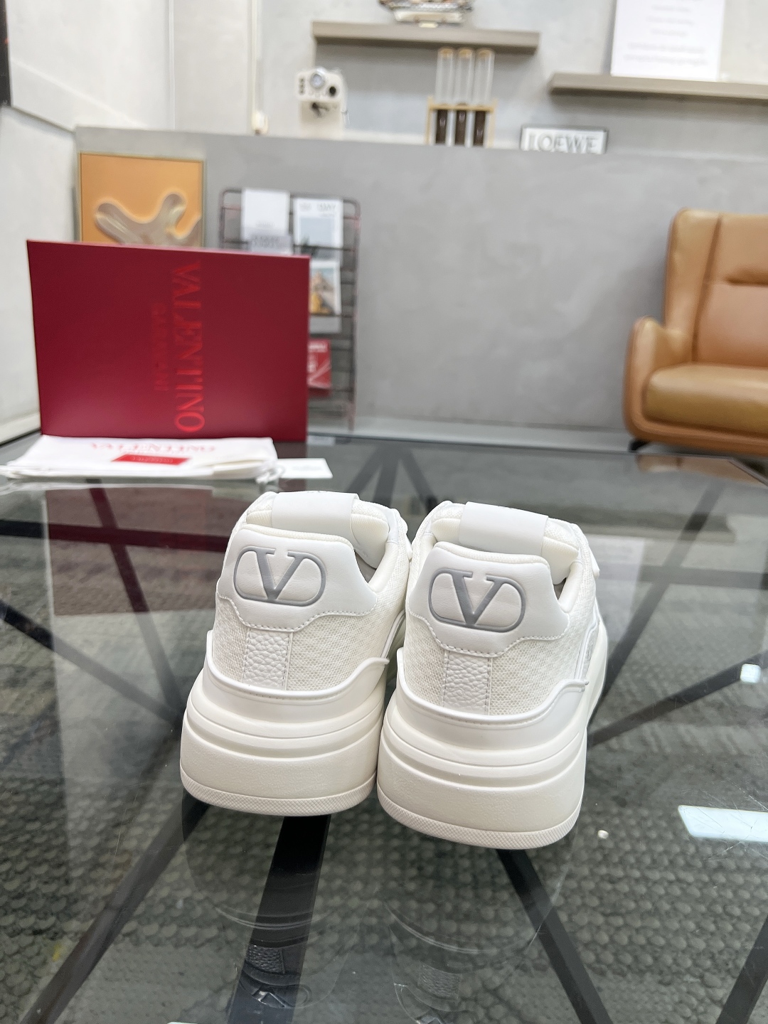  H 🔍顶级代购🇮🇹 华 炸街情侣款👫运动鞋新品，经反复试验终打造出完美版本，经典的华伦家高超拼接工艺技