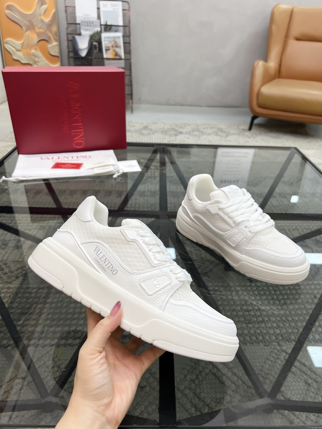  H 🔍顶级代购🇮🇹 华 炸街情侣款👫运动鞋新品，经反复试验终打造出完美版本，经典的华伦家高超拼接工艺技