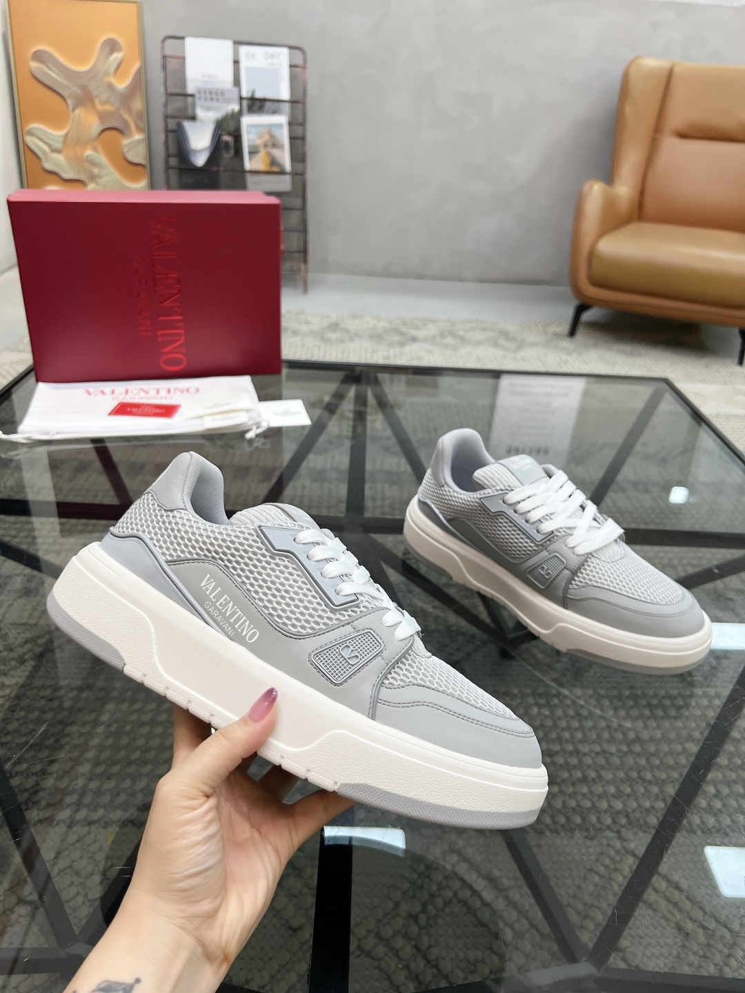 H 🔍顶级代购🇮🇹 华 炸街情侣款👫运动鞋新品，经反复试验终打造出完美版本，经典的华伦家高超拼接工艺技