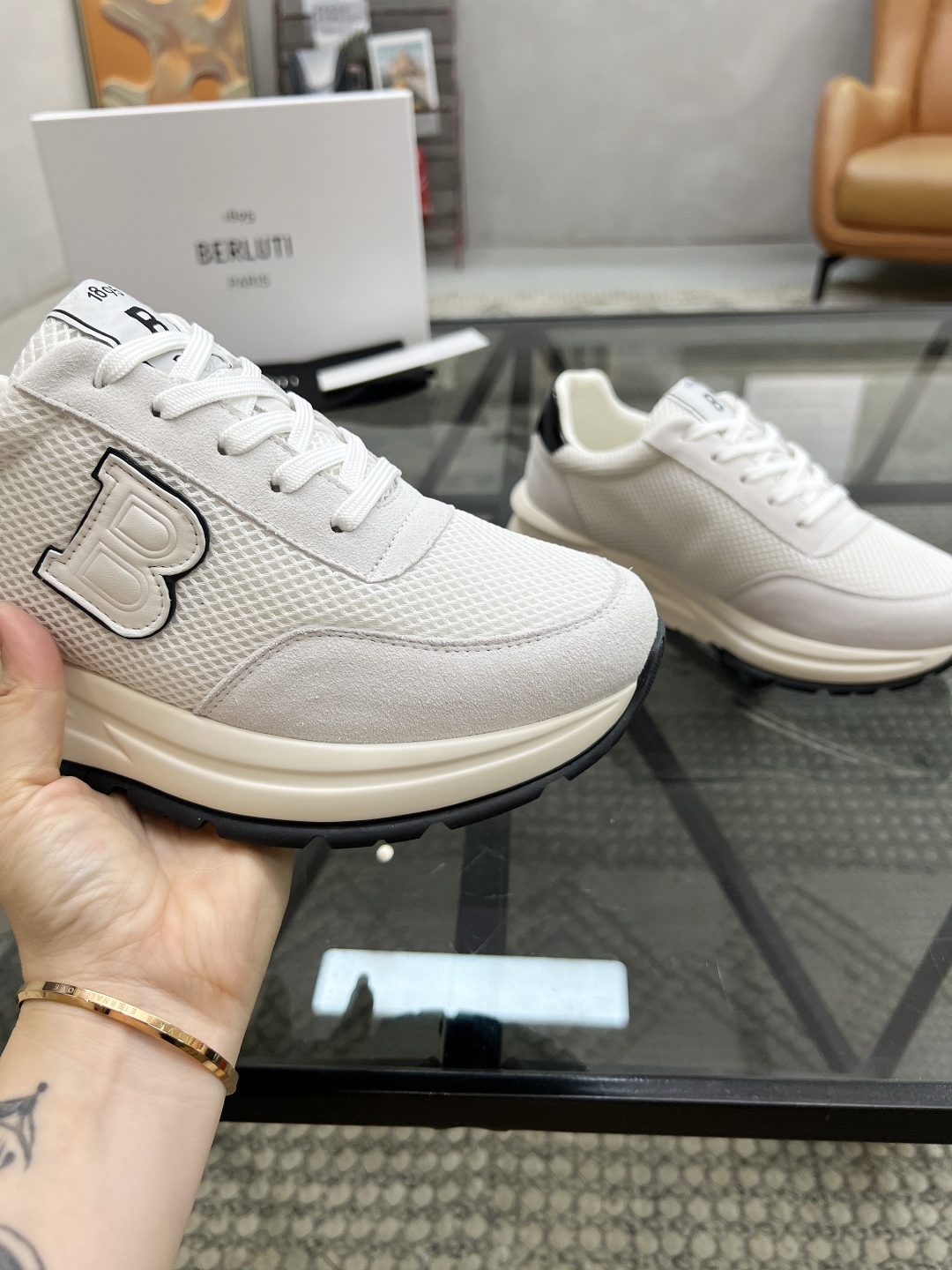  B 🔍顶级代购🇮🇹 布鲁 炸街男神运动鞋新品来袭 专柜同步发售原厂配置，意大利进口原版牛皮搭配网布面料