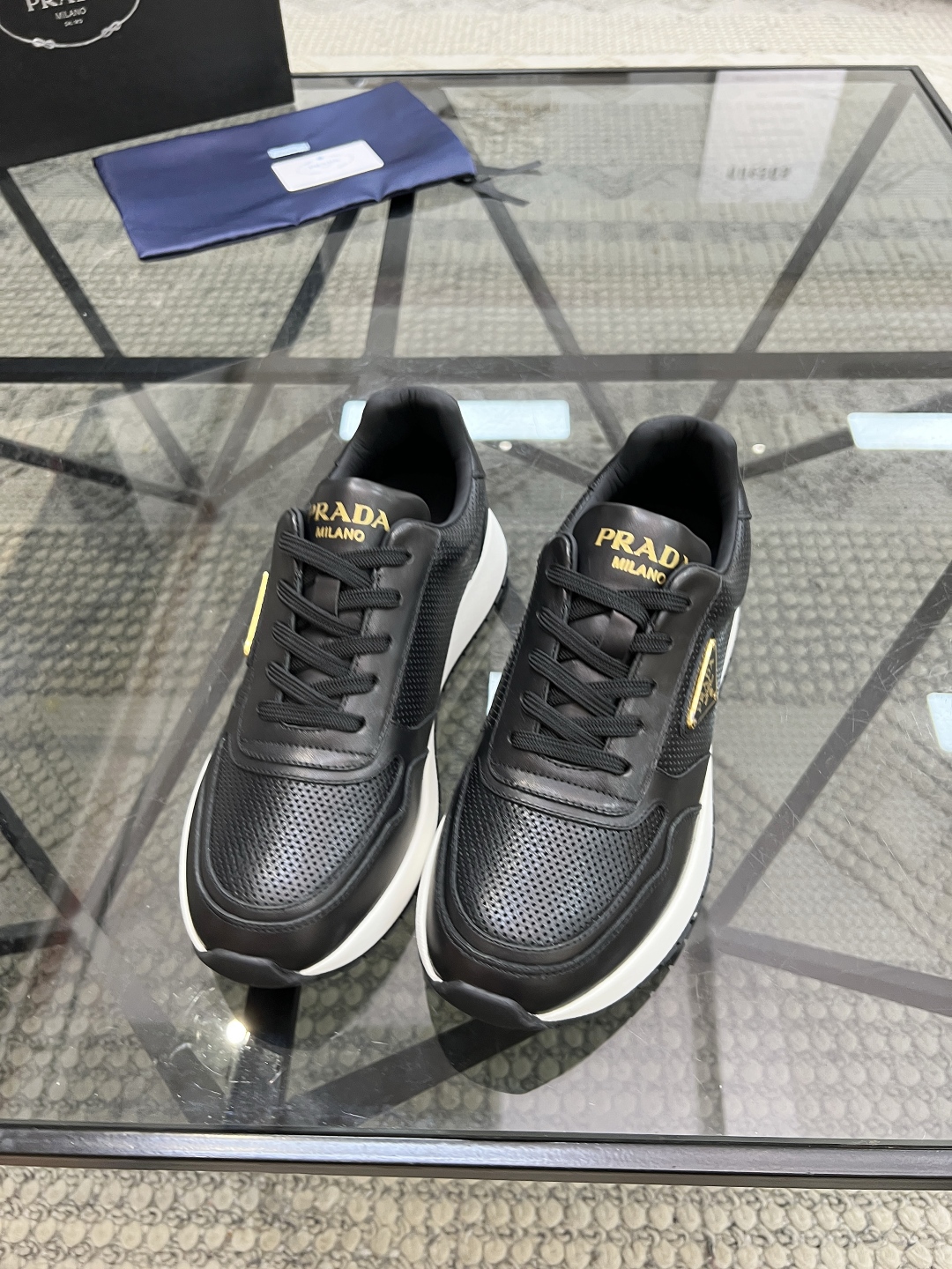  P 🔍顶级代购🇮🇹 普 炸街男神新品来袭，超人气爆款专柜新款，原厂配置意大利进口牛皮面料，高品质复杂拼