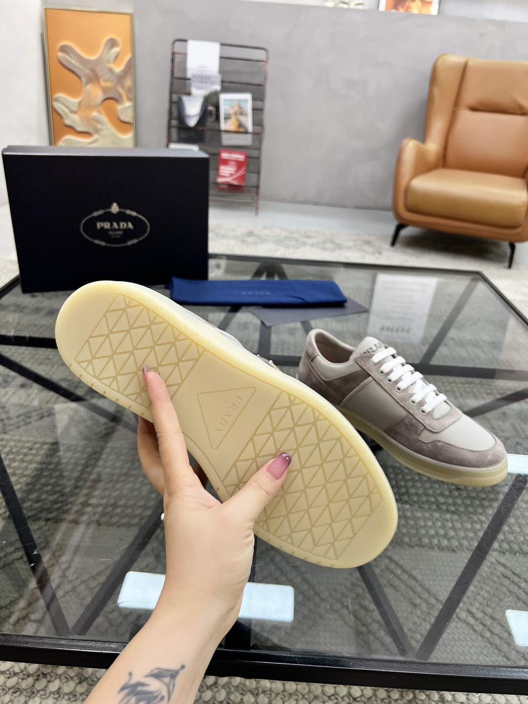  P 🔍顶级代购🇮🇹 普 炸街男神新品运动休闲鞋专柜同步，鞋面意大利进口牛皮面料，进口水染牛皮里垫，鞋底