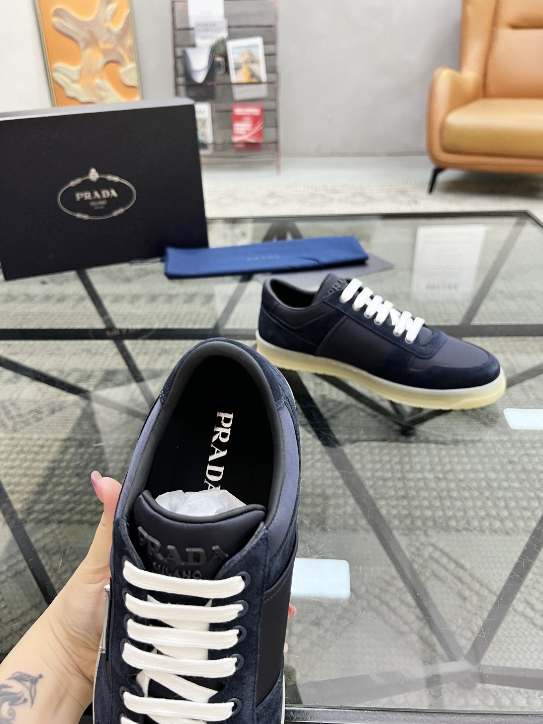  P 🔍顶级代购🇮🇹 普 炸街男神新品运动休闲鞋专柜同步，鞋面意大利进口牛皮面料，进口水染牛皮里垫，鞋底