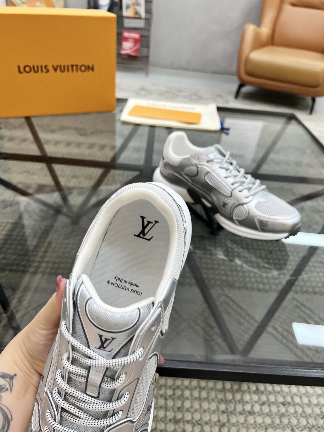  L 🔍顶级代购🇮🇹 路 炸街情侣款👫爆款运动板鞋专柜同步，鞋面意大利进口牛皮搭配网布面料，高品质复杂拼