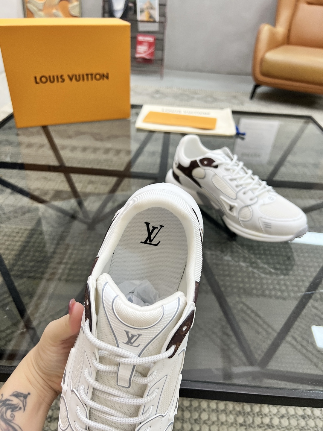  L 🔍顶级代购🇮🇹 路 炸街情侣款👫爆款运动板鞋专柜同步，鞋面意大利进口牛皮搭配网布面料，高品质复杂拼