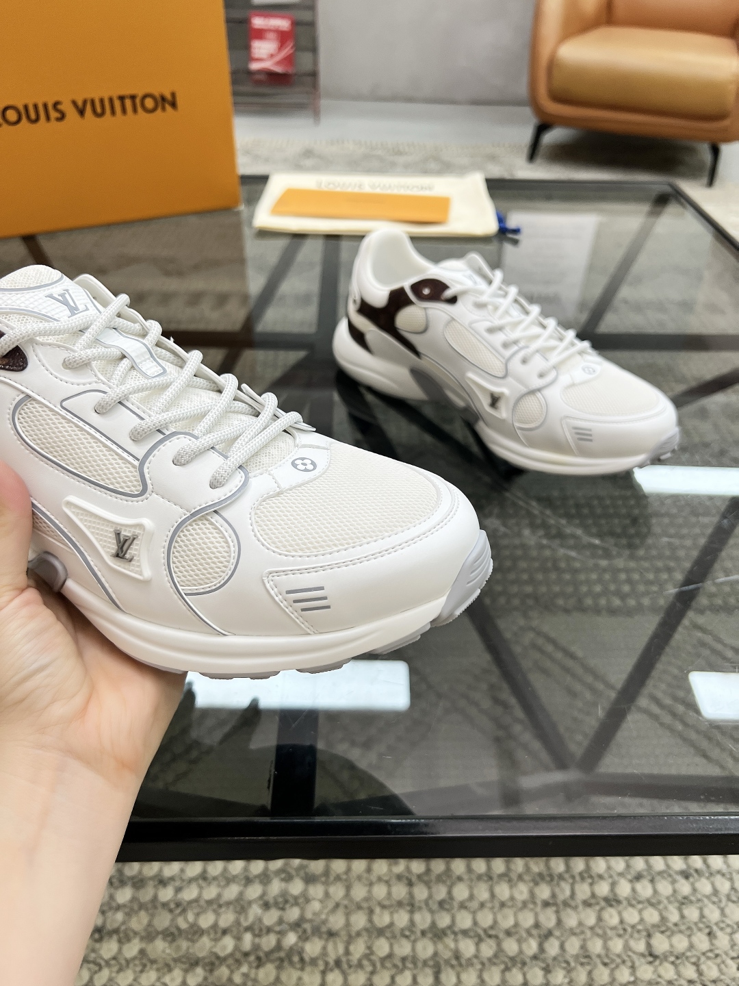  L 🔍顶级代购🇮🇹 路 炸街情侣款👫爆款运动板鞋专柜同步，鞋面意大利进口牛皮搭配网布面料，高品质复杂拼