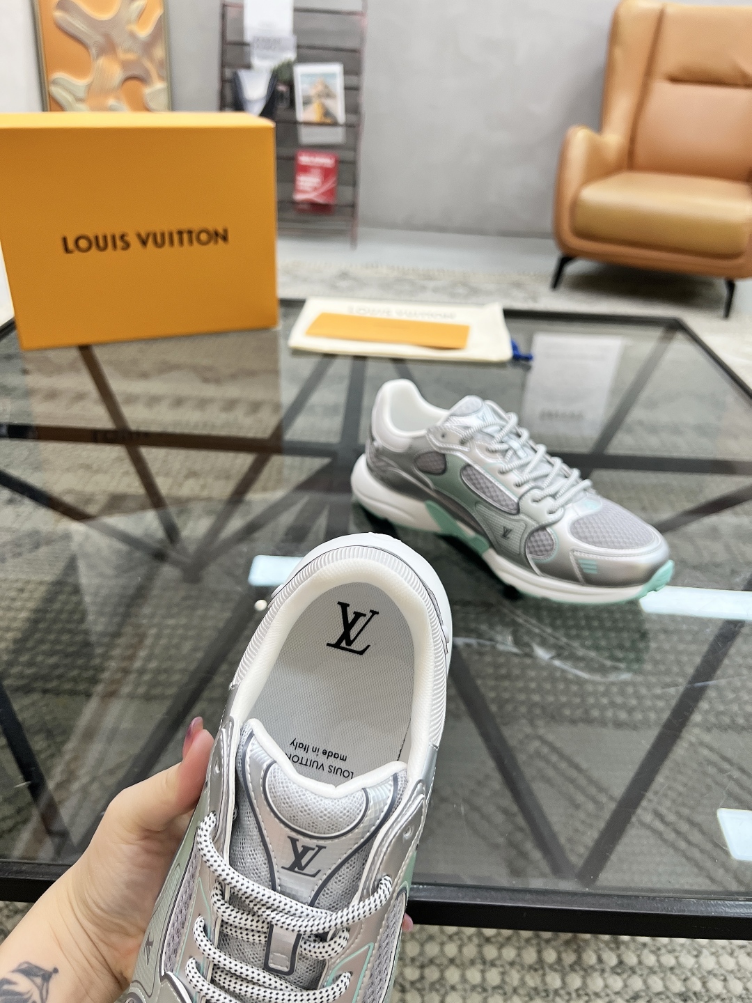 L 🔍顶级代购🇮🇹 路 炸街情侣款👫爆款运动板鞋专柜同步，鞋面意大利进口牛皮搭配网布面料，高品质复杂拼