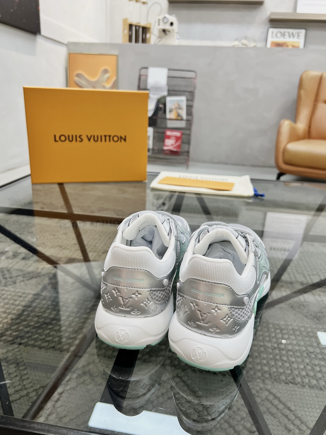  L 🔍顶级代购🇮🇹 路 炸街情侣款👫爆款运动板鞋专柜同步，鞋面意大利进口牛皮搭配网布面料，高品质复杂拼