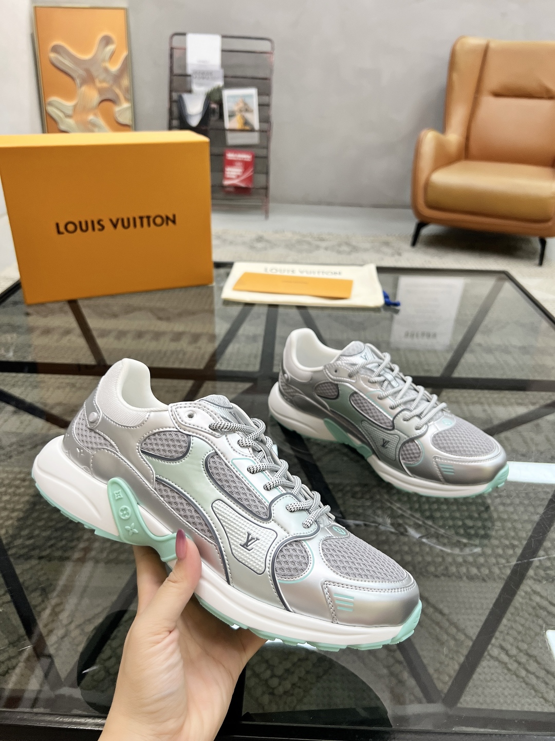  L 🔍顶级代购🇮🇹 路 炸街情侣款👫爆款运动板鞋专柜同步，鞋面意大利进口牛皮搭配网布面料，高品质复杂拼