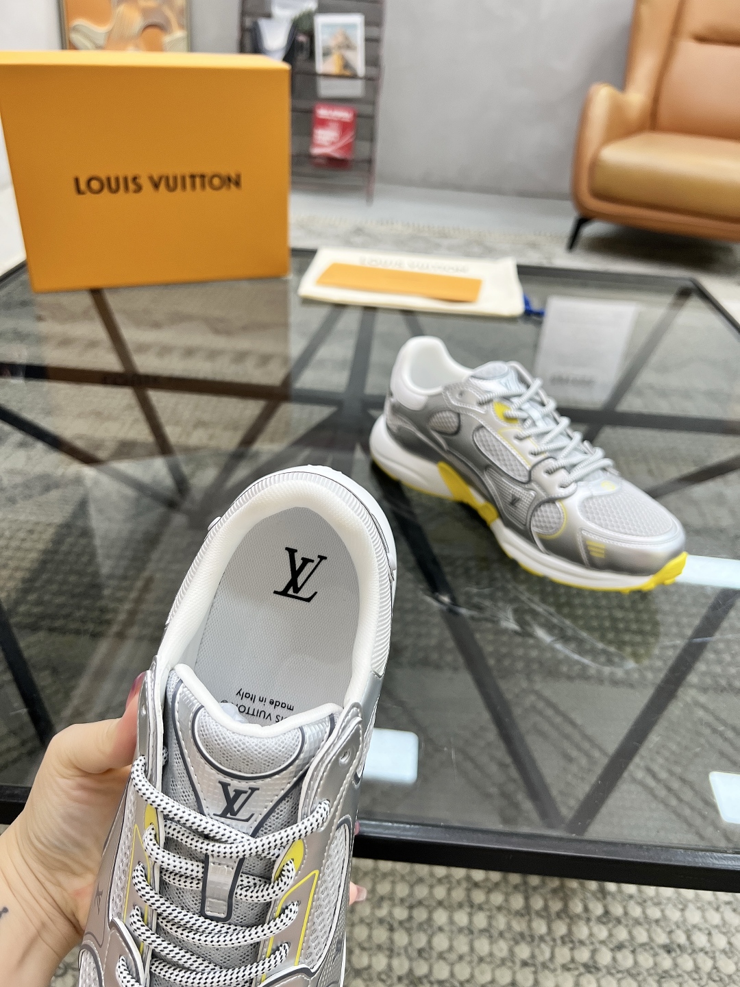  L 🔍顶级代购🇮🇹 路 炸街情侣款👫爆款运动板鞋专柜同步，鞋面意大利进口牛皮搭配网布面料，高品质复杂拼