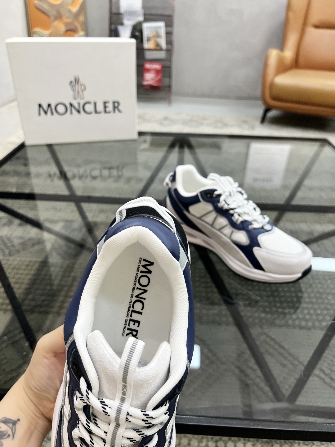  M 🔍顶级代购🇮🇹 蒙 炸街男神新品来袭，超人气爆款专柜新款，原厂配置意大利进口牛皮搭配网布面料，高品