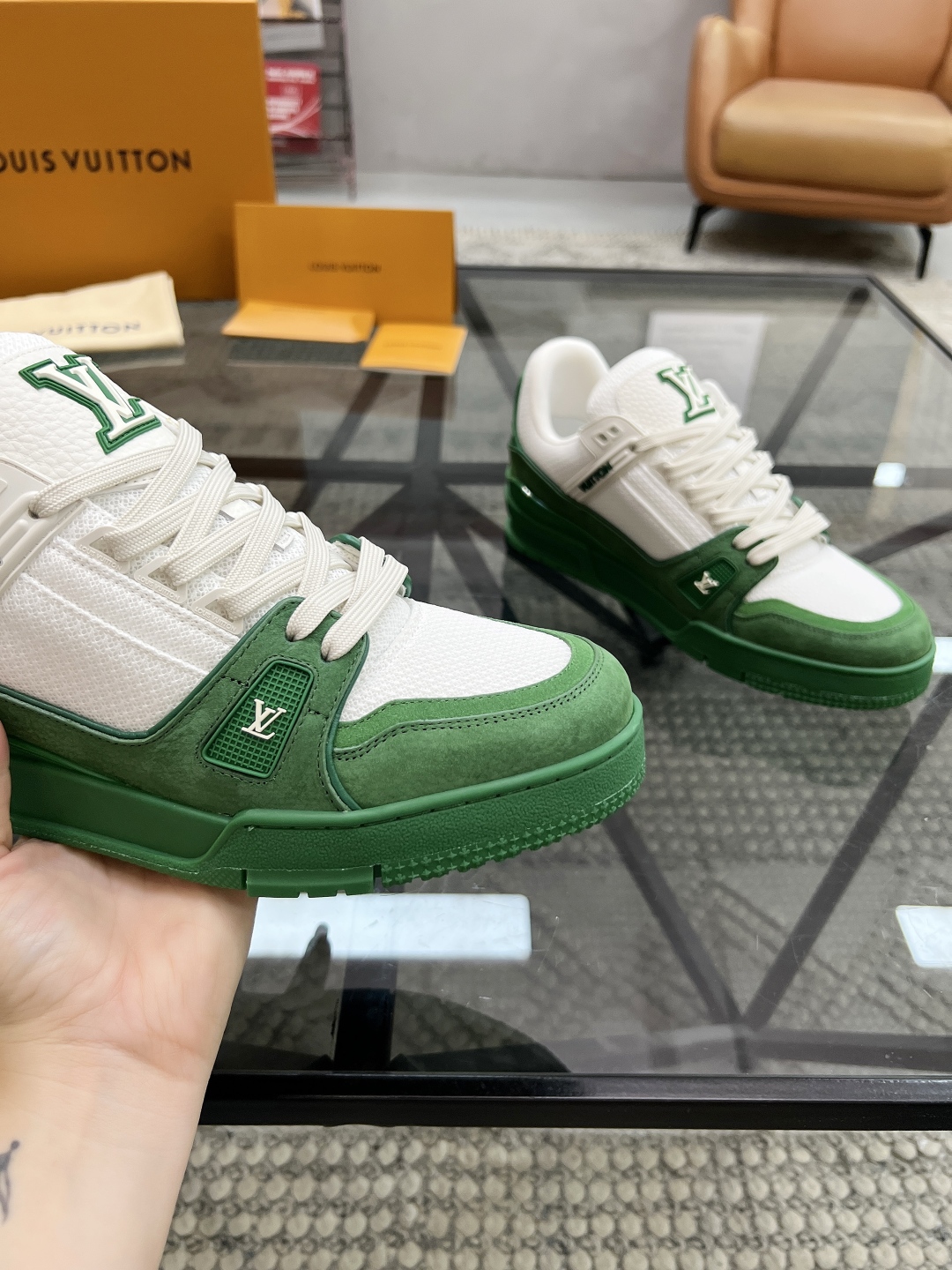  L 🔍顶级代购🇮🇹 路 炸街男神爆款运动板鞋专柜同步，鞋面意大利进口牛皮搭配网布面料，缤纷色彩复杂工艺