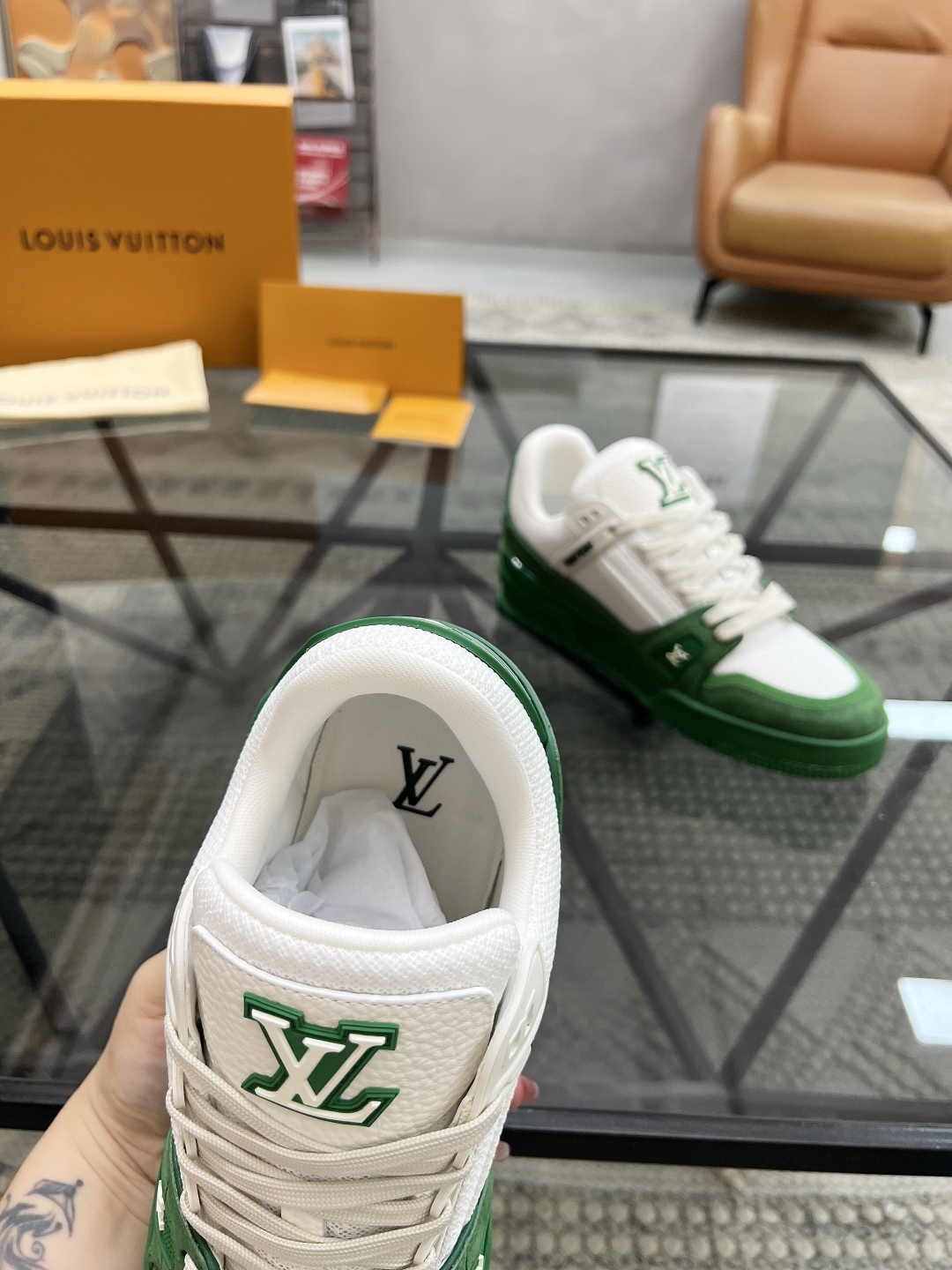  L 🔍顶级代购🇮🇹 路 炸街男神爆款运动板鞋专柜同步，鞋面意大利进口牛皮搭配网布面料，缤纷色彩复杂工艺