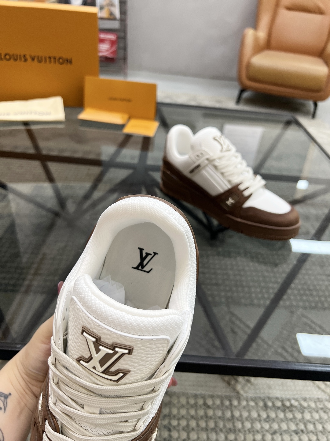  L 🔍顶级代购🇮🇹 路 炸街男神爆款运动板鞋专柜同步，鞋面意大利进口牛皮搭配网布面料，缤纷色彩复杂工艺