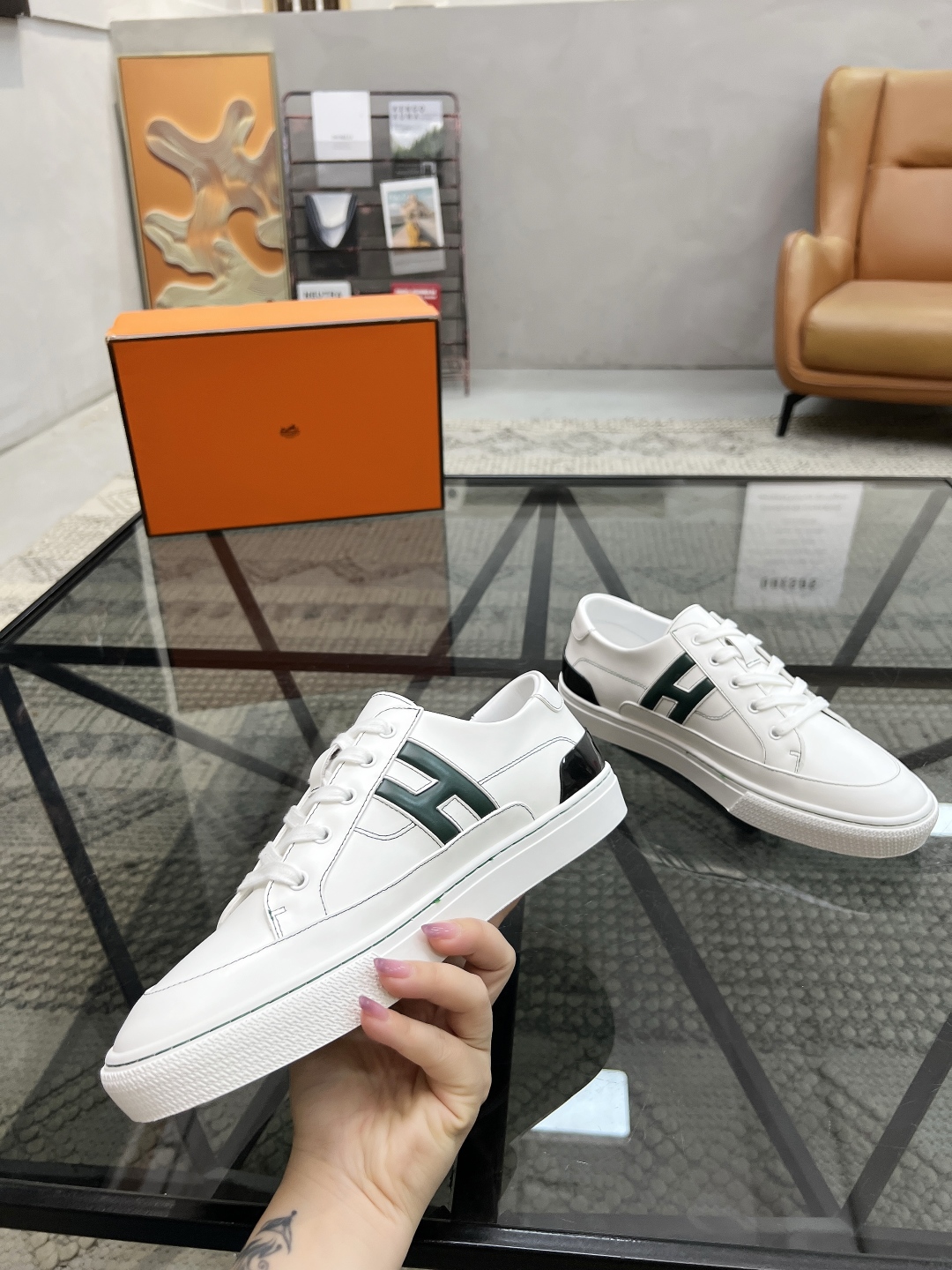  H 🔍顶级代购🇮🇹 爱 炸街男神休闲鞋新品来袭专柜同步发售原厂配置，意大利进口原版牛皮面料，高品质拼接