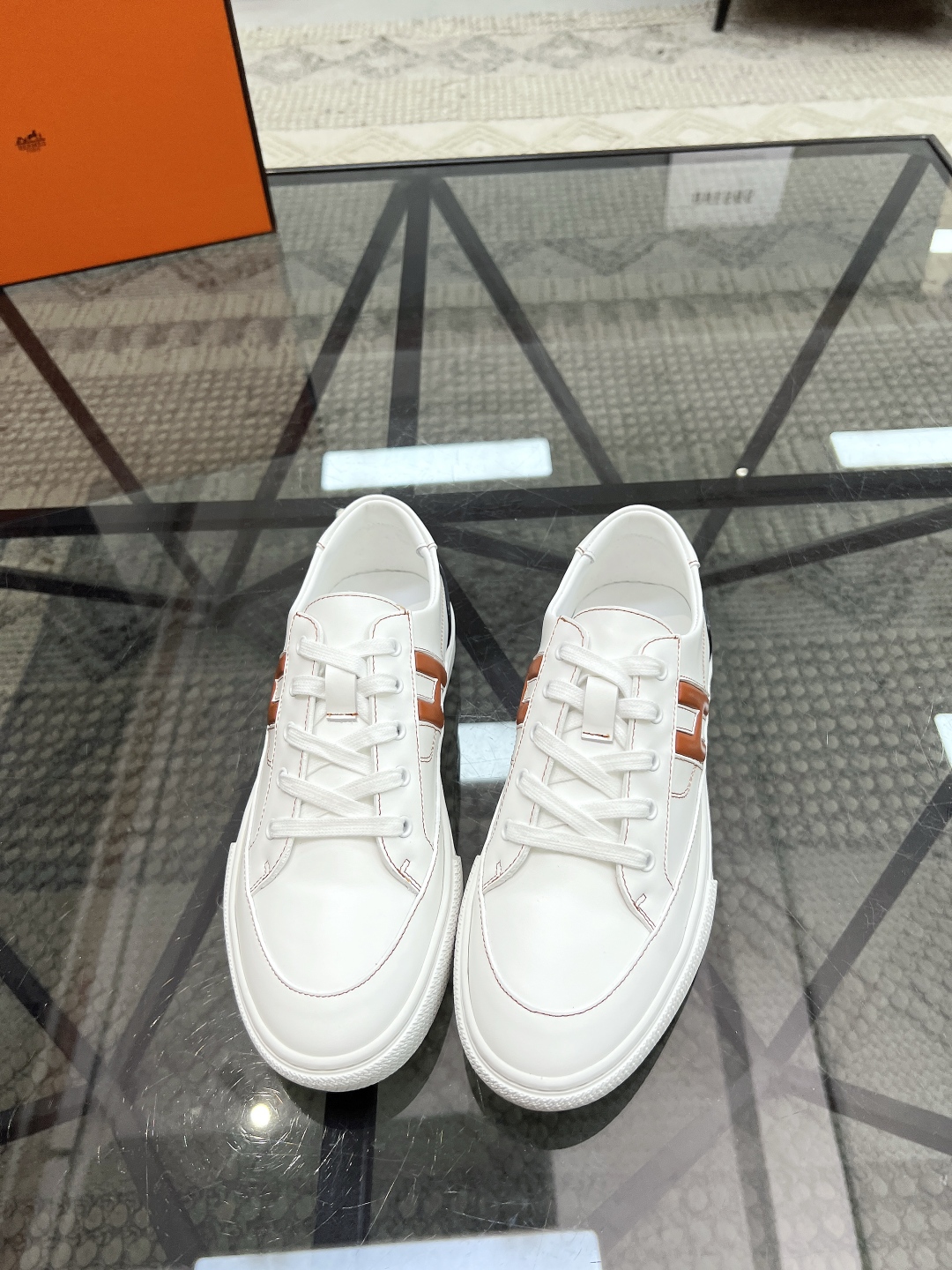  H 🔍顶级代购🇮🇹 爱 炸街男神休闲鞋新品来袭专柜同步发售原厂配置，意大利进口原版牛皮面料，高品质拼接