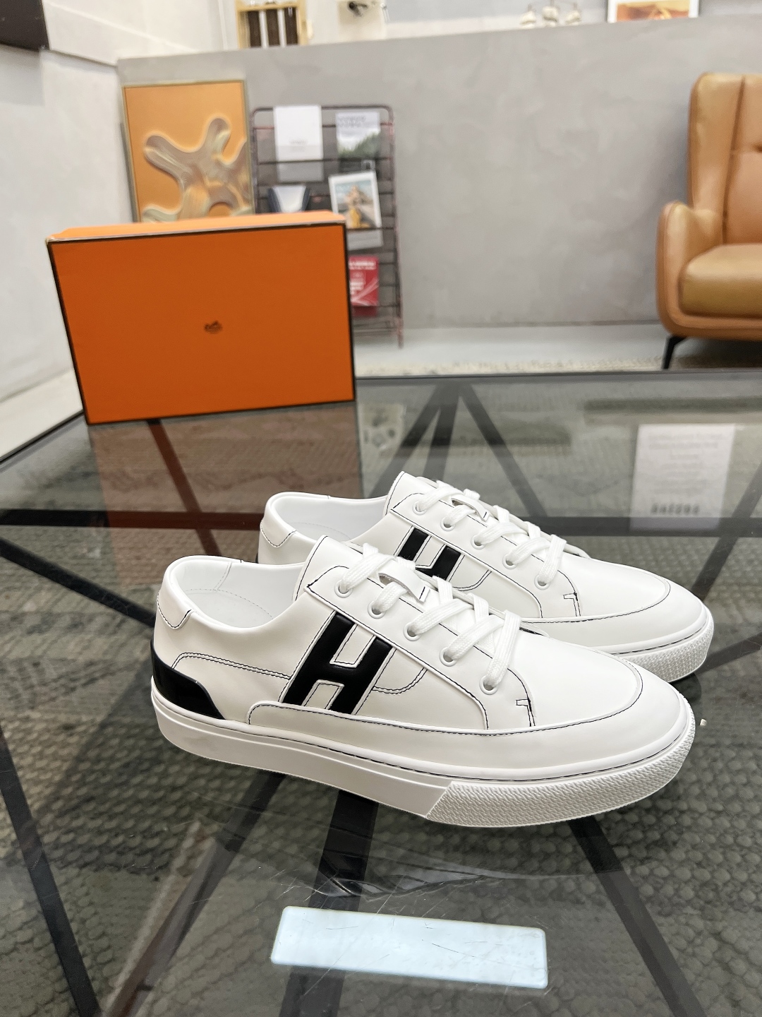  H 🔍顶级代购🇮🇹 爱 炸街男神休闲鞋新品来袭专柜同步发售原厂配置，意大利进口原版牛皮面料，高品质拼接
