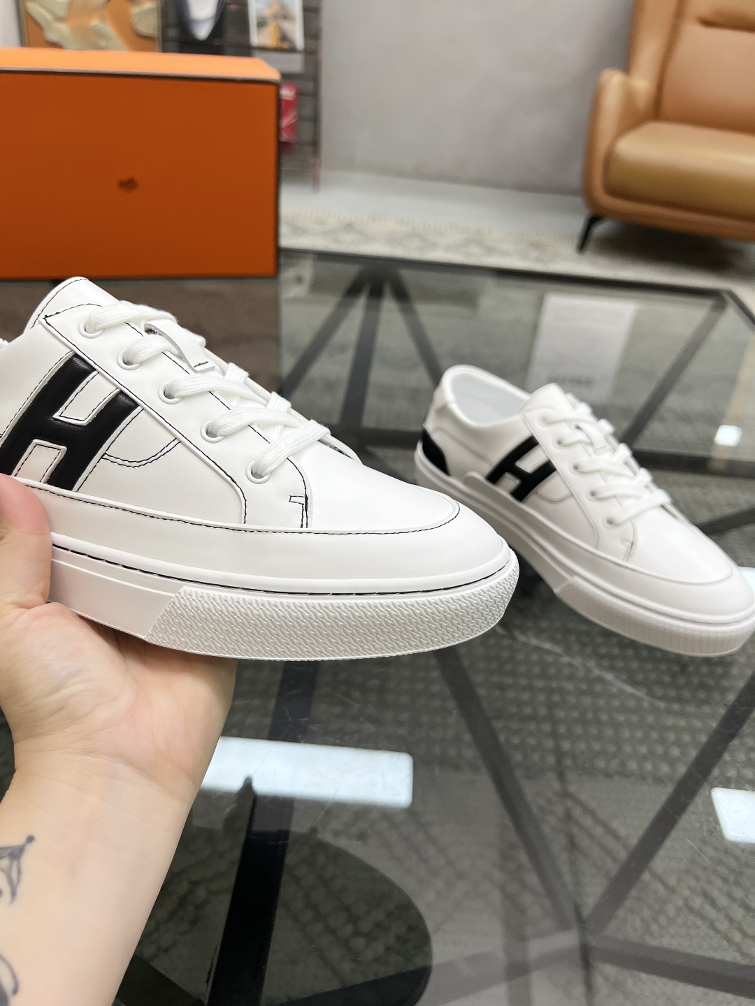  H 🔍顶级代购🇮🇹 爱 炸街男神休闲鞋新品来袭专柜同步发售原厂配置，意大利进口原版牛皮面料，高品质拼接