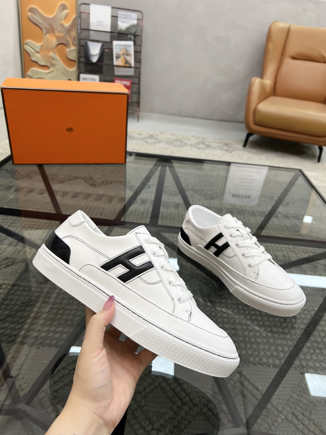  H 🔍顶级代购🇮🇹 爱 炸街男神休闲鞋新品来袭专柜同步发售原厂配置，意大利进口原版牛皮面料，高品质拼接