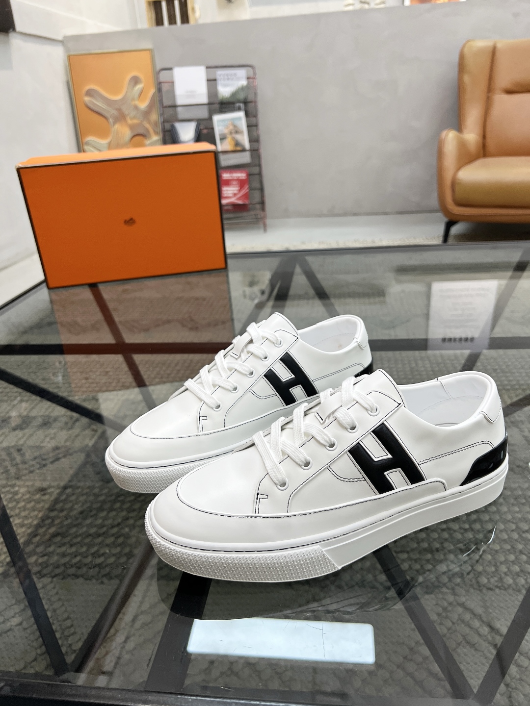  H 🔍顶级代购🇮🇹 爱 炸街男神休闲鞋新品来袭专柜同步发售原厂配置，意大利进口原版牛皮面料，高品质拼接