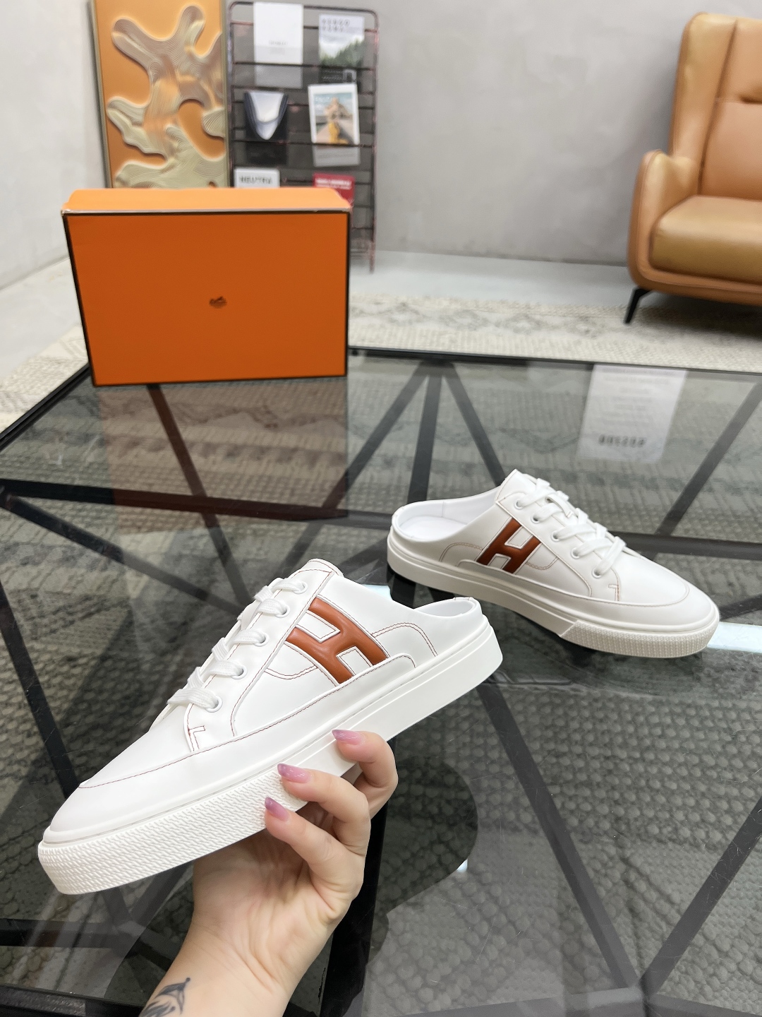  H 🔍顶级代购🇮🇹 爱 炸街男神休闲鞋半拖新品来袭专柜同步发售原厂配置，意大利进口原版牛皮面料，高品质