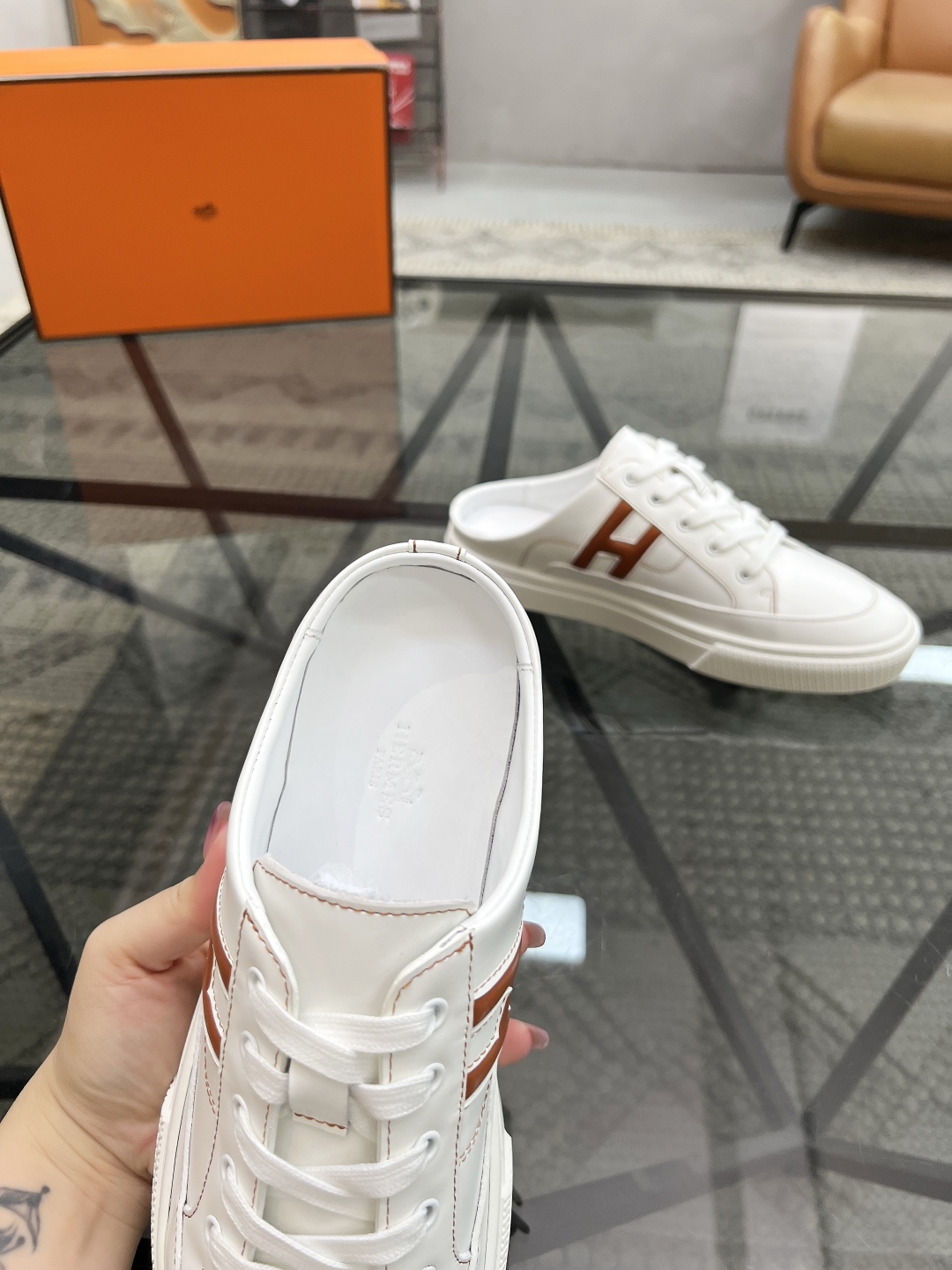  H 🔍顶级代购🇮🇹 爱 炸街男神休闲鞋半拖新品来袭专柜同步发售原厂配置，意大利进口原版牛皮面料，高品质