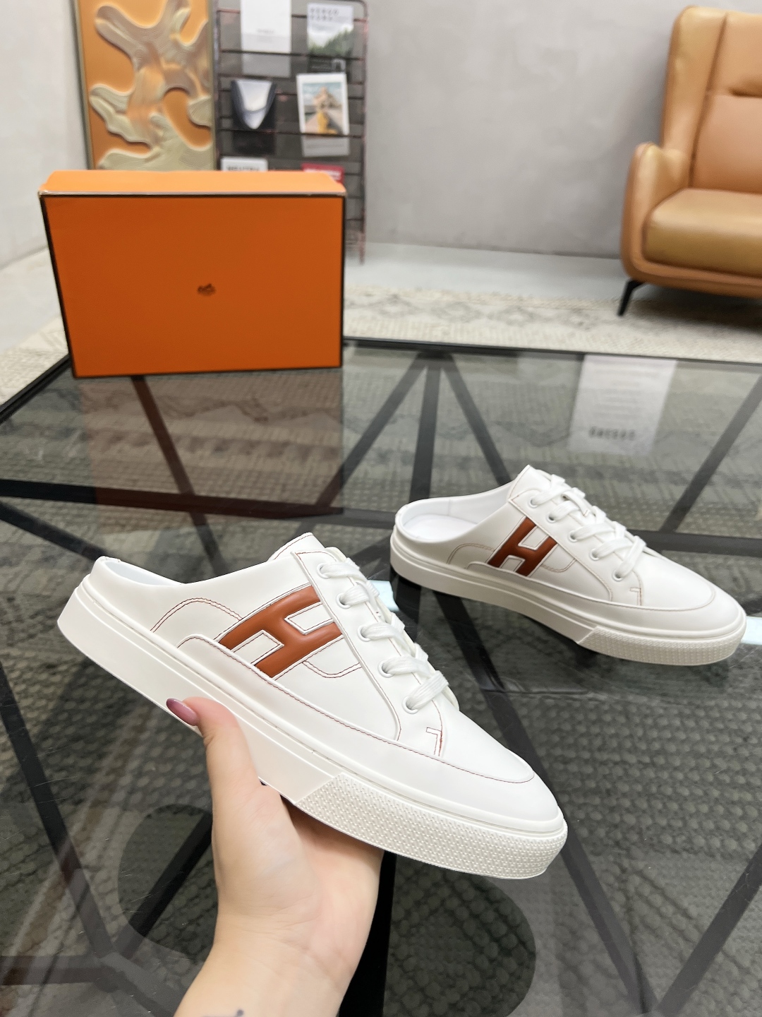  H 🔍顶级代购🇮🇹 爱 炸街男神休闲鞋半拖新品来袭专柜同步发售原厂配置，意大利进口原版牛皮面料，高品质