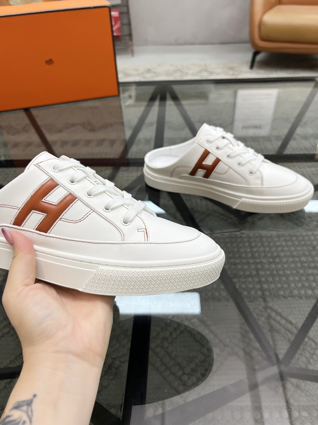  H 🔍顶级代购🇮🇹 爱 炸街男神休闲鞋半拖新品来袭专柜同步发售原厂配置，意大利进口原版牛皮面料，高品质