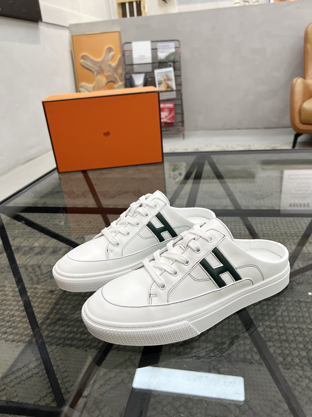  H 🔍顶级代购🇮🇹 爱 炸街男神休闲鞋半拖新品来袭专柜同步发售原厂配置，意大利进口原版牛皮面料，高品质
