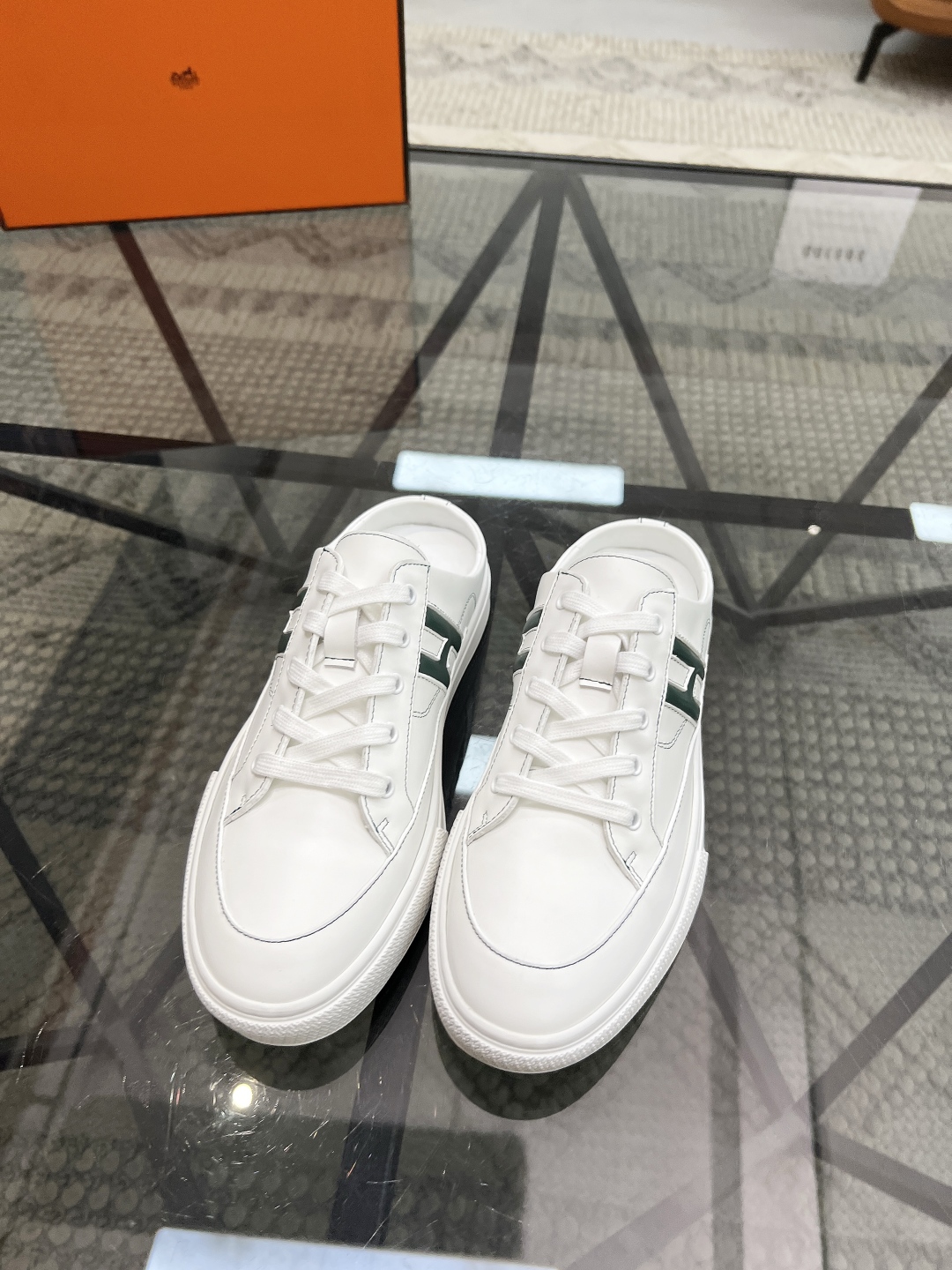  H 🔍顶级代购🇮🇹 爱 炸街男神休闲鞋半拖新品来袭专柜同步发售原厂配置，意大利进口原版牛皮面料，高品质