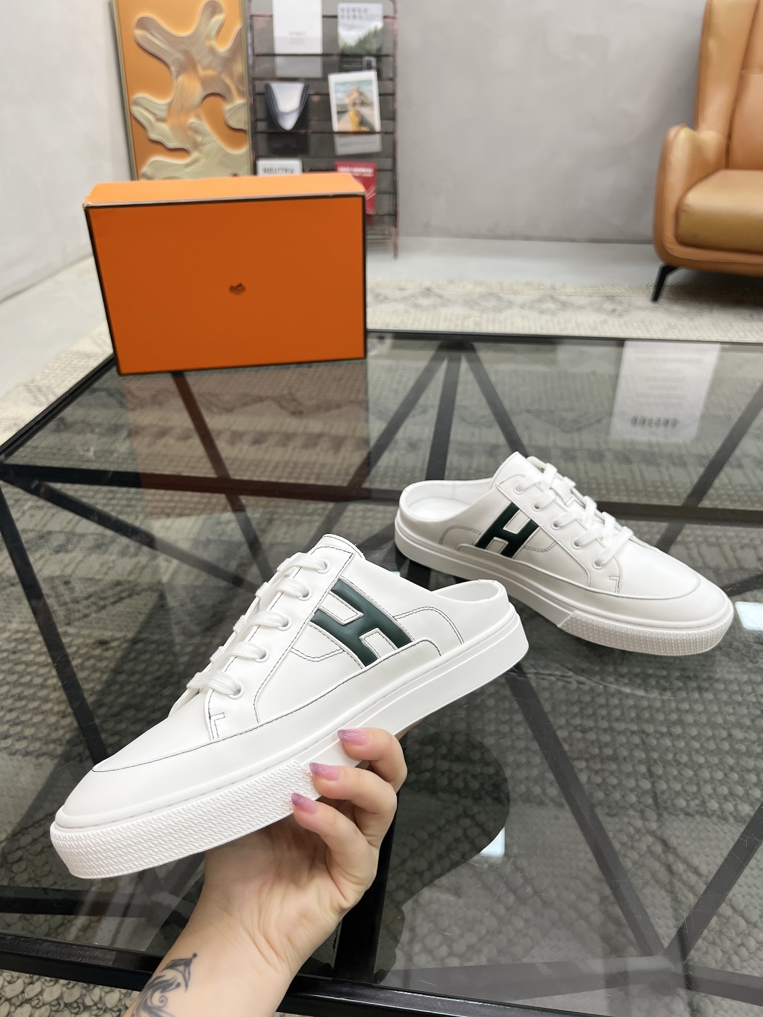 H 🔍顶级代购🇮🇹 爱 炸街男神休闲鞋半拖新品来袭专柜同步发售原厂配置，意大利进口原版牛皮面料，高品质