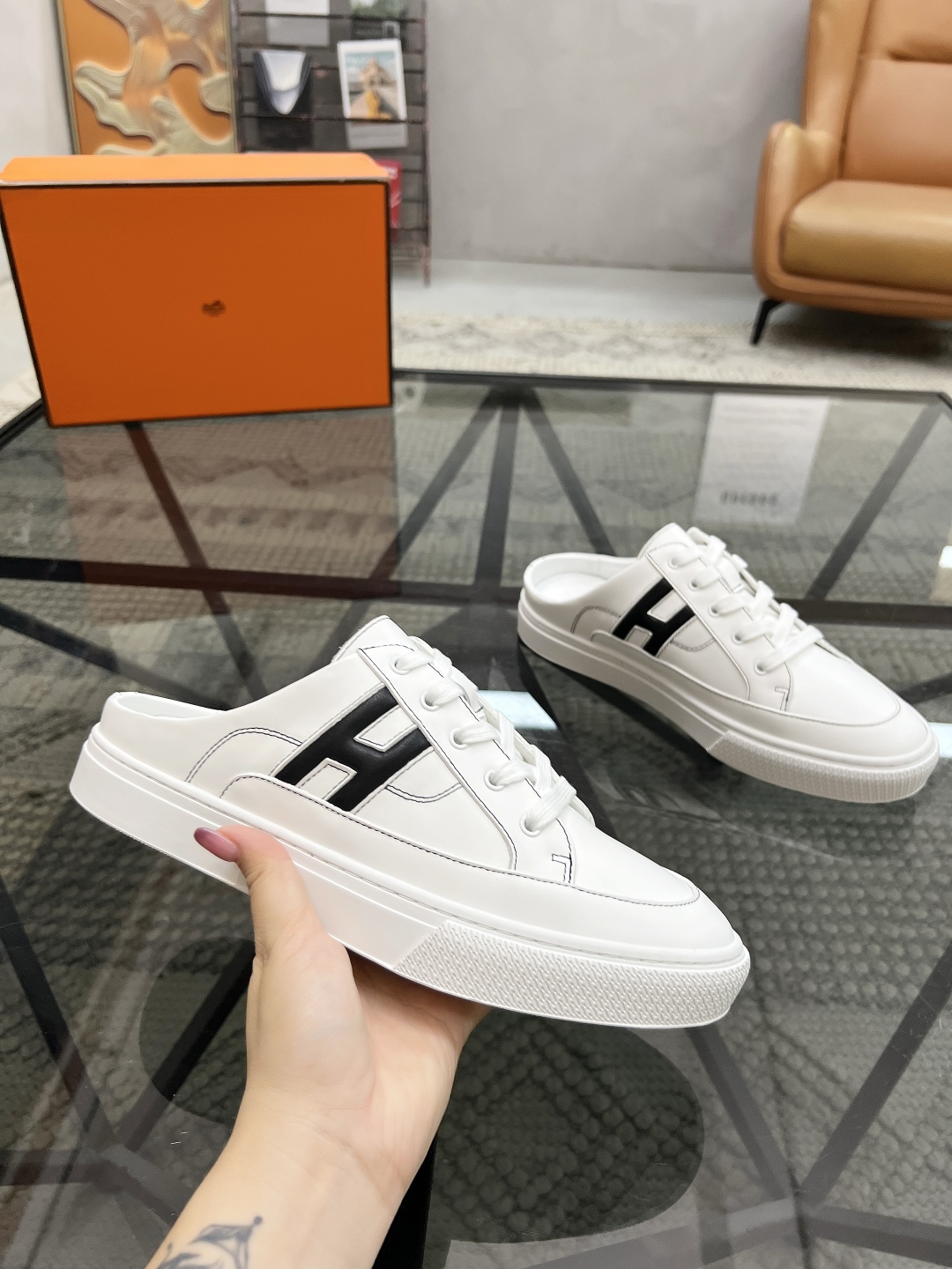  H 🔍顶级代购🇮🇹 爱 炸街男神休闲鞋半拖新品来袭专柜同步发售原厂配置，意大利进口原版牛皮面料，高品质
