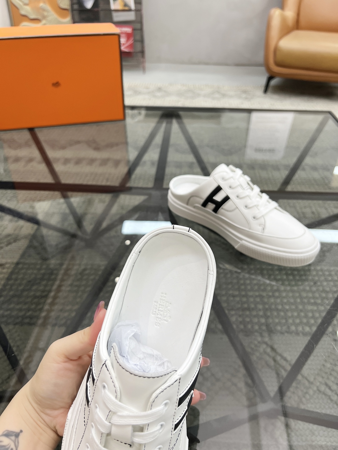  H 🔍顶级代购🇮🇹 爱 炸街男神休闲鞋半拖新品来袭专柜同步发售原厂配置，意大利进口原版牛皮面料，高品质