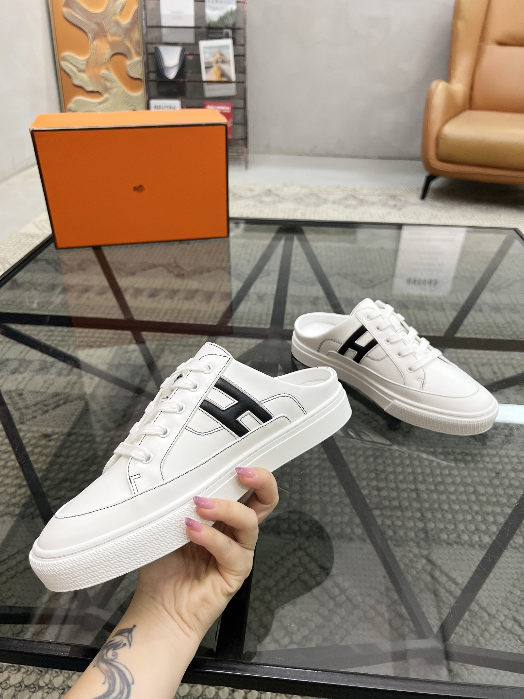  H 🔍顶级代购🇮🇹 爱 炸街男神休闲鞋半拖新品来袭专柜同步发售原厂配置，意大利进口原版牛皮面料，高品质