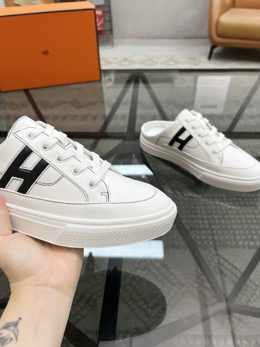  H 🔍顶级代购🇮🇹 爱 炸街男神休闲鞋半拖新品来袭专柜同步发售原厂配置，意大利进口原版牛皮面料，高品质