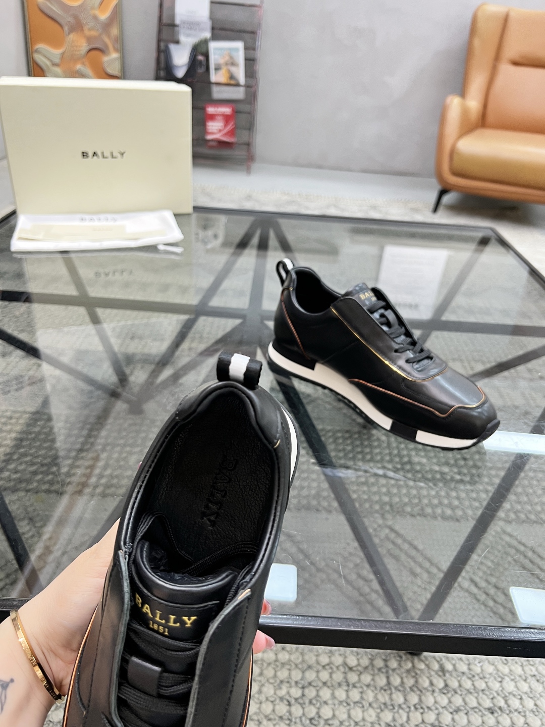  B 🔍顶级代购🇮🇹 巴 炸街男神运动鞋潮经典配色专柜同步，鞋面意大利进口牛皮面料，运动达人必备款，进口