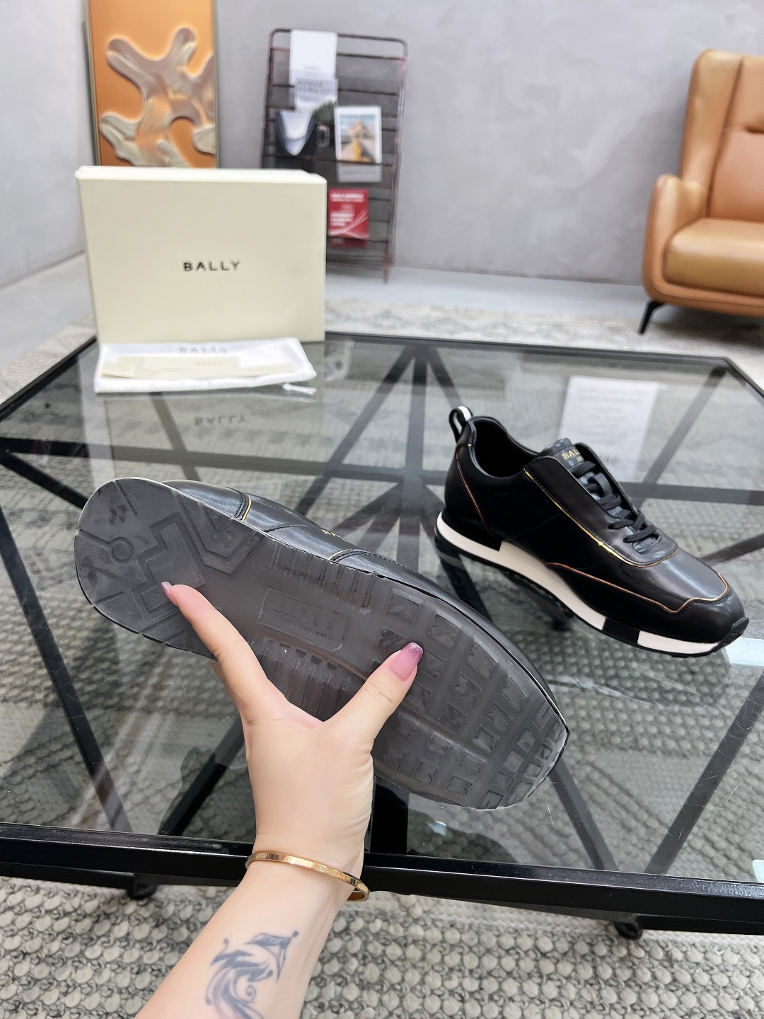  B 🔍顶级代购🇮🇹 巴 炸街男神运动鞋潮经典配色专柜同步，鞋面意大利进口牛皮面料，运动达人必备款，进口
