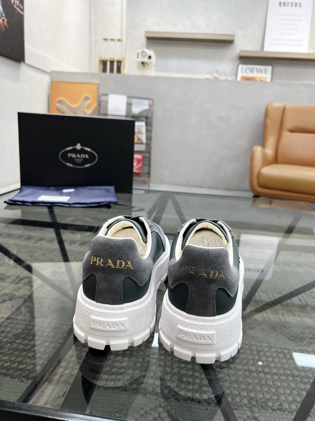  P 🔍顶级代购🇮🇹 普 炸街男神新品来袭，超人气爆款专柜新款，原厂配置意大利进口牛皮搭配布面料，高品质