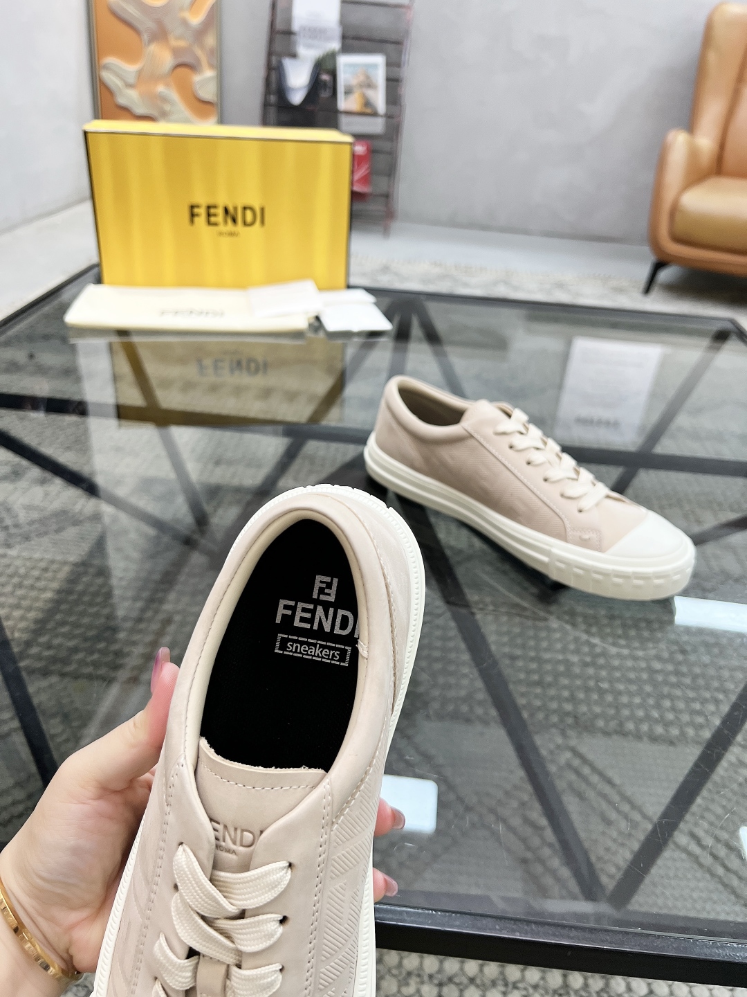  F 🔍顶级代购🇮🇹 芬 炸街男神人气爆款专柜新款原厂配置，意大利进口原版牛皮面料，高品质压纹拼接工艺，