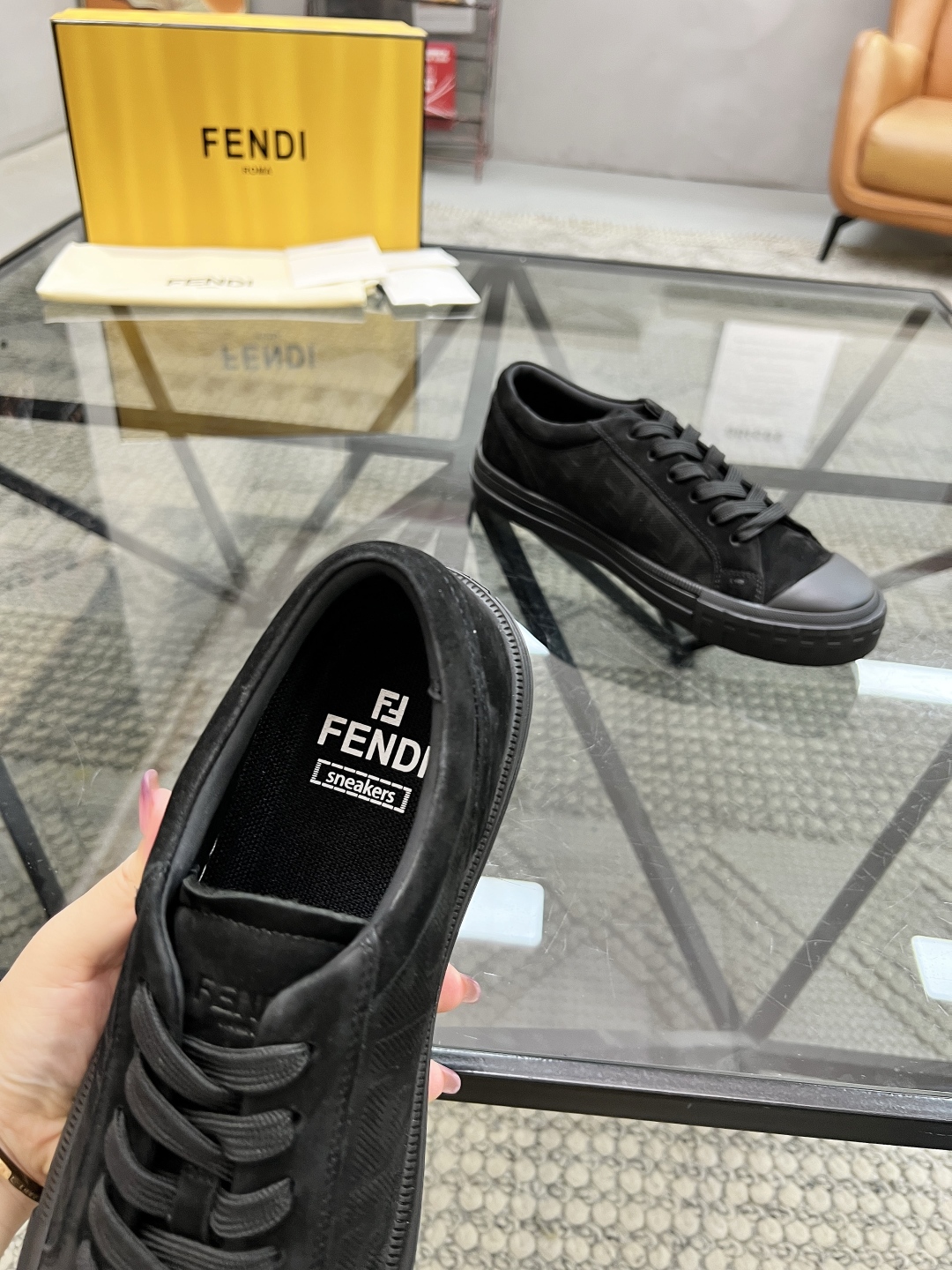  F 🔍顶级代购🇮🇹 芬 炸街男神人气爆款专柜新款原厂配置，意大利进口原版牛皮面料，高品质压纹拼接工艺，