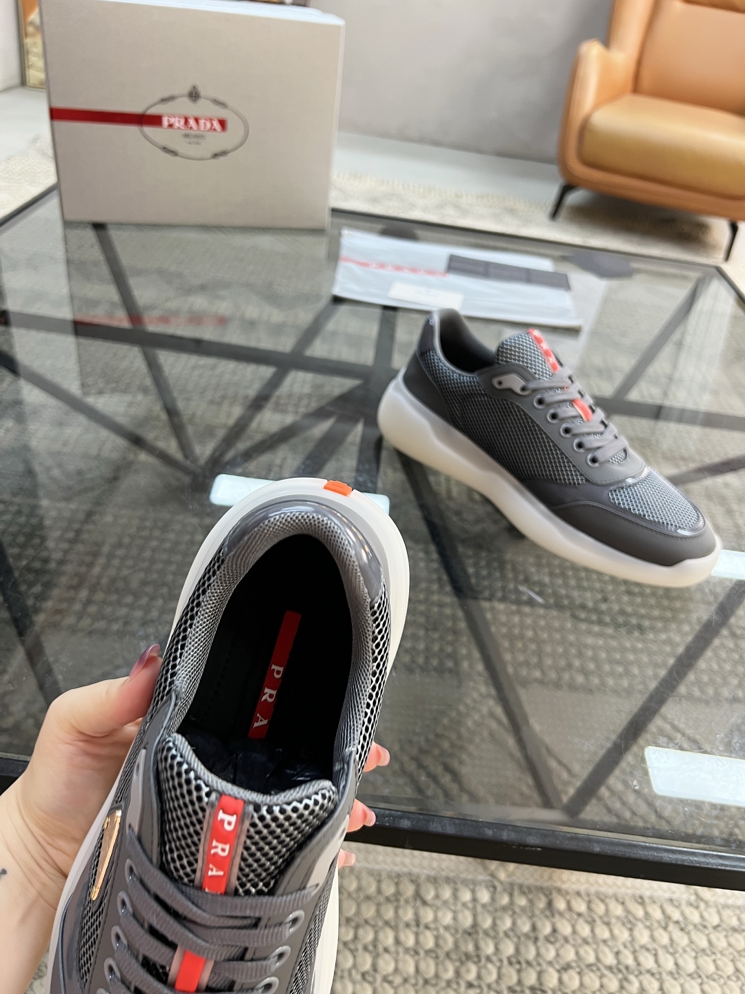 P360 P 🔍顶级代购🇮🇹 普 炸街男神厚底运动休闲系列专柜同步发售原厂配置，意大利进口牛皮搭配网布面料，色彩缤纷潮达人必备，舒适柔软网布内里垫，鞋底：局原厂特供原版底超级舒适，原厂跟单货 🔍🔍高品质，可随意进出专柜，欢迎对比专柜同步，码数 38-45（订 46）
