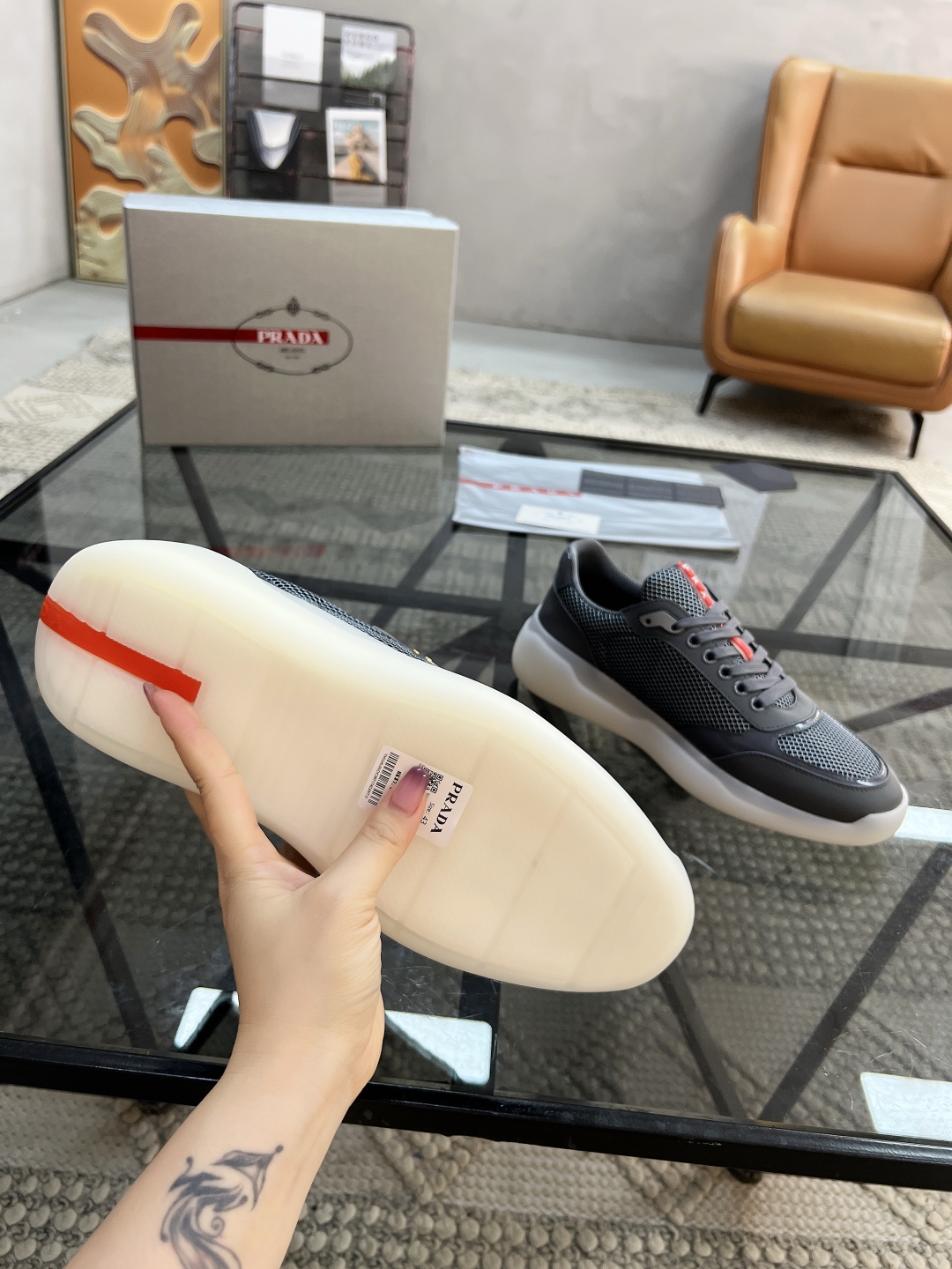 P360 P 🔍顶级代购🇮🇹 普 炸街男神厚底运动休闲系列专柜同步发售原厂配置，意大利进口牛皮搭配网布面料，色彩缤纷潮达人必备，舒适柔软网布内里垫，鞋底：局原厂特供原版底超级舒适，原厂跟单货 🔍🔍高品质，可随意进出专柜，欢迎对比专柜同步，码数 38-45（订 46）