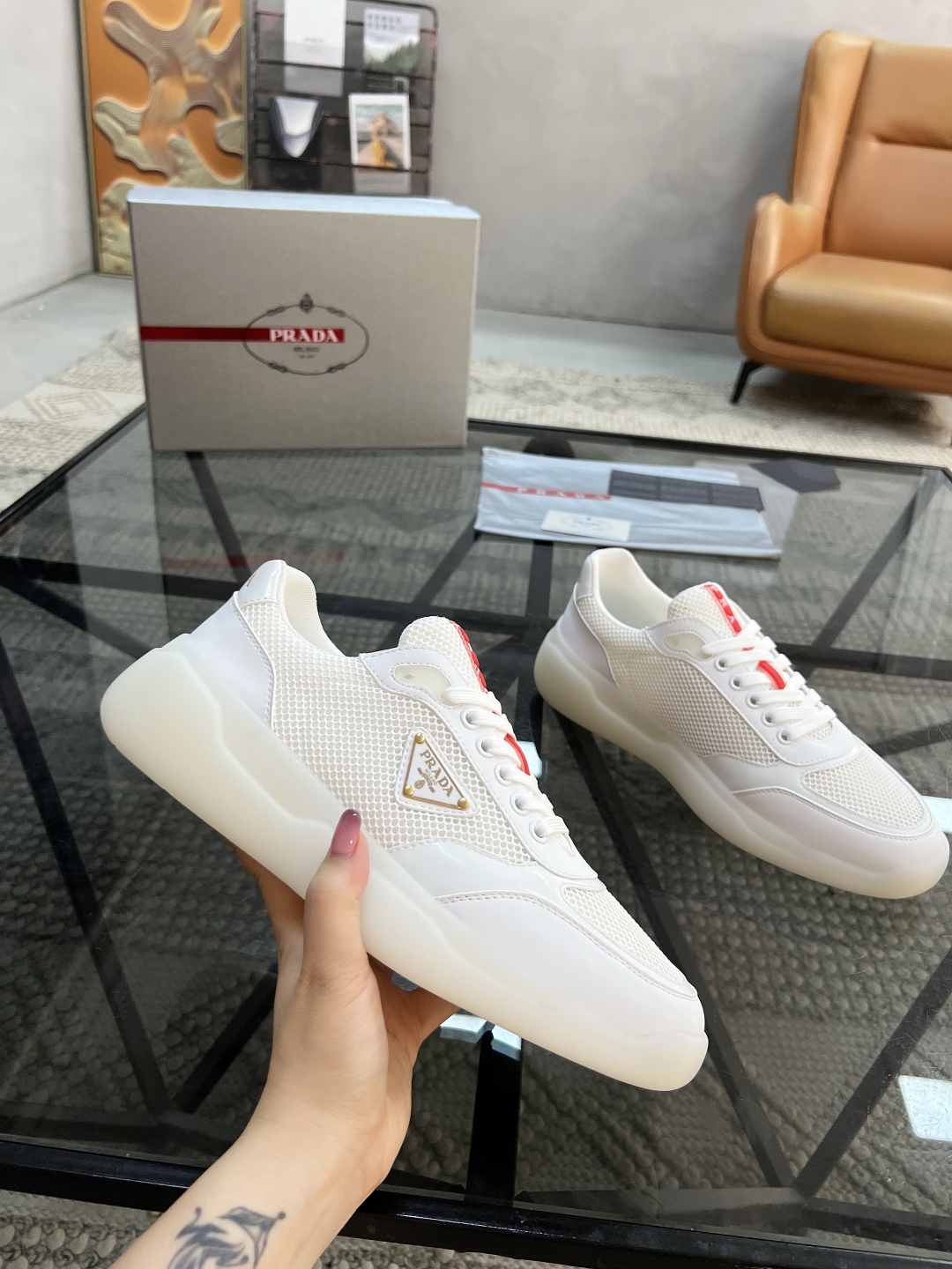 P360 P 🔍顶级代购🇮🇹 普 炸街男神厚底运动休闲系列专柜同步发售原厂配置，意大利进口牛皮搭配网布面料，色彩缤纷潮达人必备，舒适柔软网布内里垫，鞋底：局原厂特供原版底超级舒适，原厂跟单货 🔍🔍高品质，可随意进出专柜，欢迎对比专柜同步，码数 38-45（订 46）