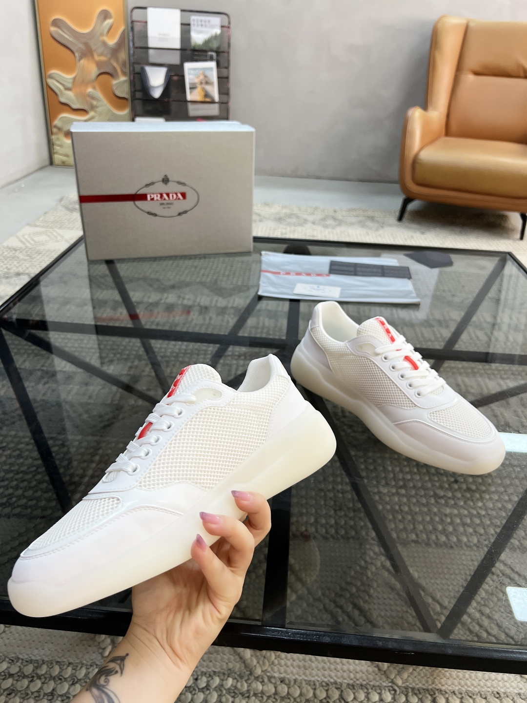 P360 P 🔍顶级代购🇮🇹 普 炸街男神厚底运动休闲系列专柜同步发售原厂配置，意大利进口牛皮搭配网布面料，色彩缤纷潮达人必备，舒适柔软网布内里垫，鞋底：局原厂特供原版底超级舒适，原厂跟单货 🔍🔍高品质，可随意进出专柜，欢迎对比专柜同步，码数 38-45（订 46）