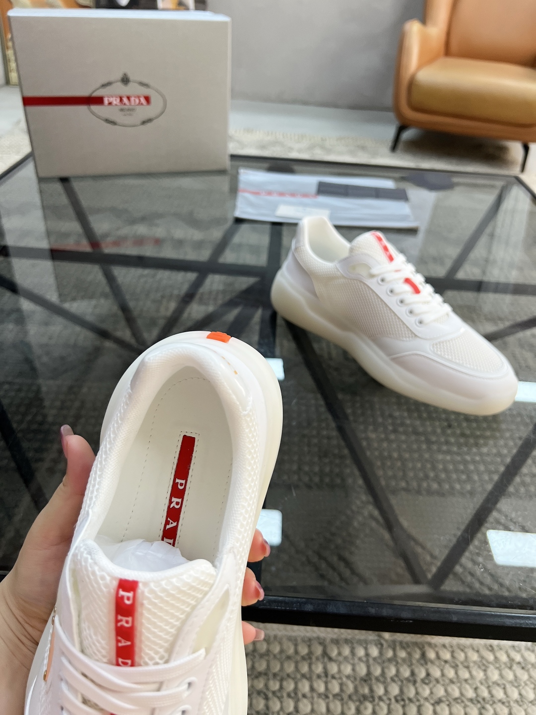 P360 P 🔍顶级代购🇮🇹 普 炸街男神厚底运动休闲系列专柜同步发售原厂配置，意大利进口牛皮搭配网布面料，色彩缤纷潮达人必备，舒适柔软网布内里垫，鞋底：局原厂特供原版底超级舒适，原厂跟单货 🔍🔍高品质，可随意进出专柜，欢迎对比专柜同步，码数 38-45（订 46）