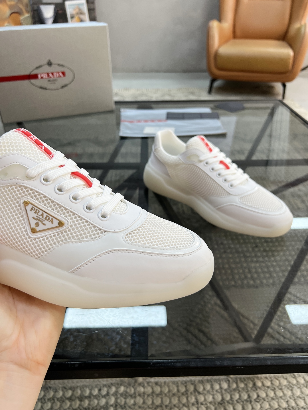 P360 P 🔍顶级代购🇮🇹 普 炸街男神厚底运动休闲系列专柜同步发售原厂配置，意大利进口牛皮搭配网布面料，色彩缤纷潮达人必备，舒适柔软网布内里垫，鞋底：局原厂特供原版底超级舒适，原厂跟单货 🔍🔍高品质，可随意进出专柜，欢迎对比专柜同步，码数 38-45（订 46）