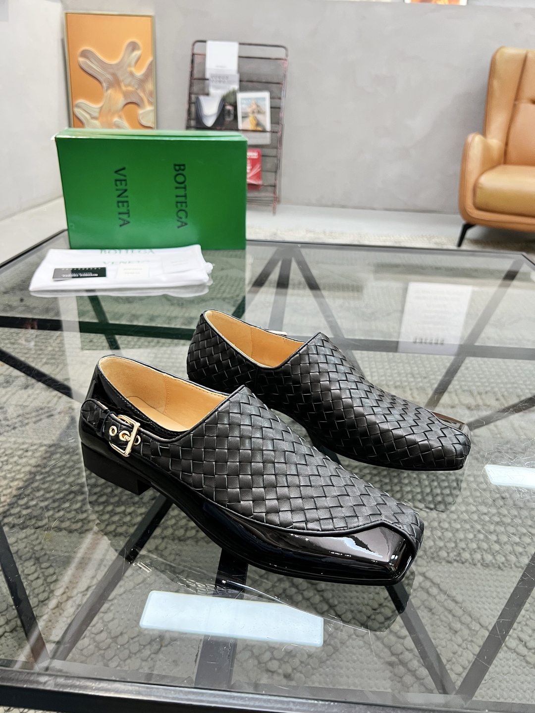 P450 B 🔍顶级代购🇮🇹 碟 炸街情侣👫款官网新品套脚皮鞋原单货专柜同步，鞋面意大利进口编织牛皮面料，潮达人爆款版面舒适大方，透气牛皮内里舒适，鞋底：原厂特供原版底，独家活动成型底超级舒适，原厂跟单货，🔍🔍高品质，可随意进出专柜，欢迎对比，女码 35-39 （订40）男码 39-44（订 38 45）