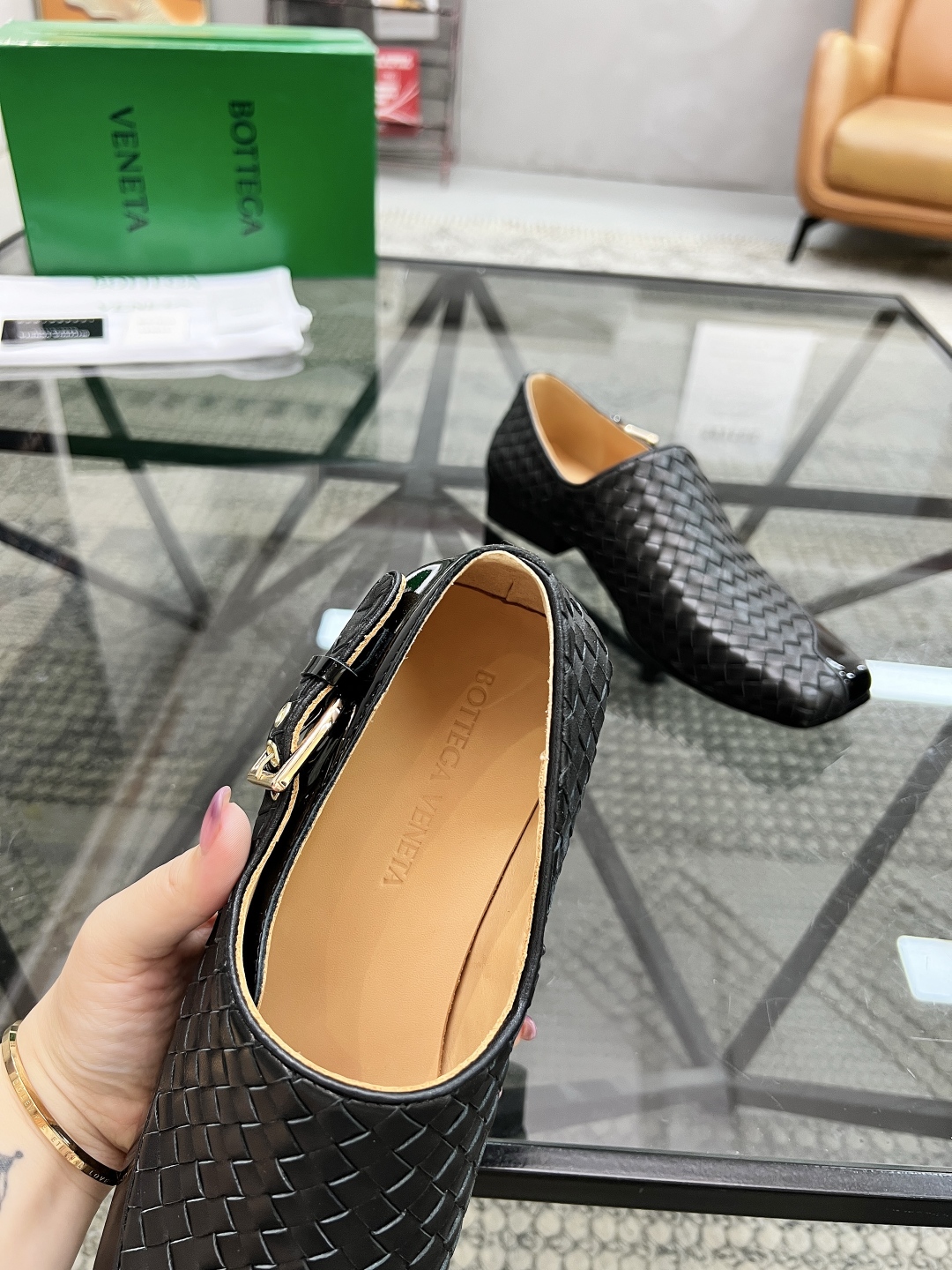 P450 B 🔍顶级代购🇮🇹 碟 炸街情侣👫款官网新品套脚皮鞋原单货专柜同步，鞋面意大利进口编织牛皮面料，潮达人爆款版面舒适大方，透气牛皮内里舒适，鞋底：原厂特供原版底，独家活动成型底超级舒适，原厂跟单货，🔍🔍高品质，可随意进出专柜，欢迎对比，女码 35-39 （订40）男码 39-44（订 38 45）