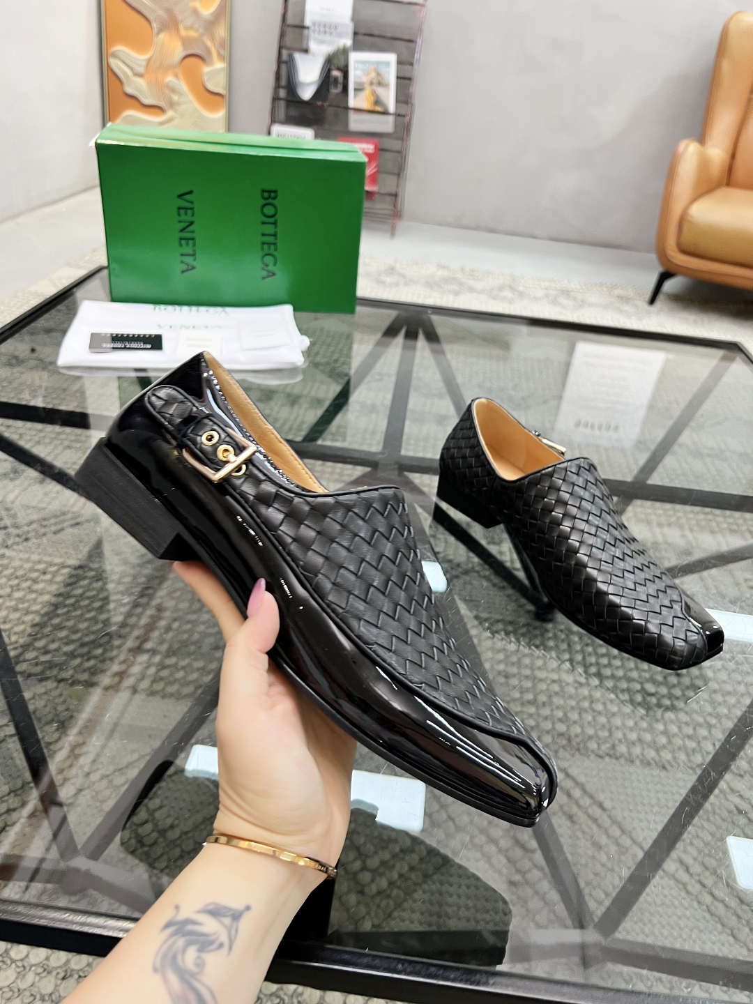 P450 B 🔍顶级代购🇮🇹 碟 炸街情侣👫款官网新品套脚皮鞋原单货专柜同步，鞋面意大利进口编织牛皮面料，潮达人爆款版面舒适大方，透气牛皮内里舒适，鞋底：原厂特供原版底，独家活动成型底超级舒适，原厂跟单货，🔍🔍高品质，可随意进出专柜，欢迎对比，女码 35-39 （订40）男码 39-44（订 38 45）