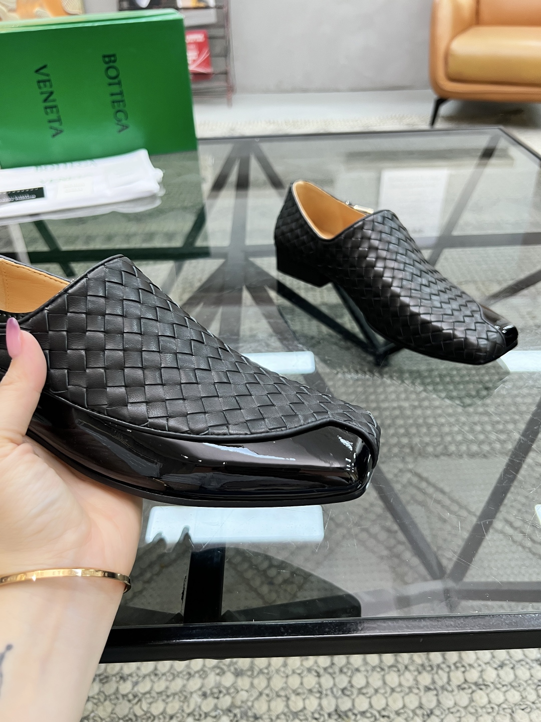 P450 B 🔍顶级代购🇮🇹 碟 炸街情侣👫款官网新品套脚皮鞋原单货专柜同步，鞋面意大利进口编织牛皮面料，潮达人爆款版面舒适大方，透气牛皮内里舒适，鞋底：原厂特供原版底，独家活动成型底超级舒适，原厂跟单货，🔍🔍高品质，可随意进出专柜，欢迎对比，女码 35-39 （订40）男码 39-44（订 38 45）